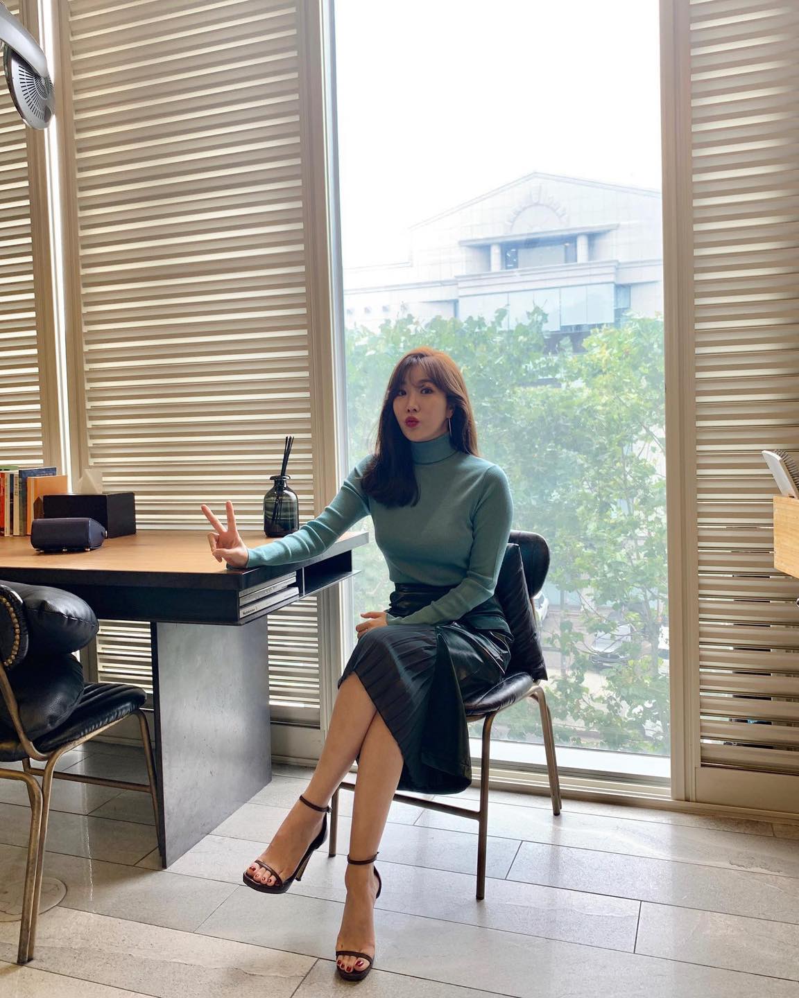 니트에 롱스커트 코디 어때🤍🖤 이미지