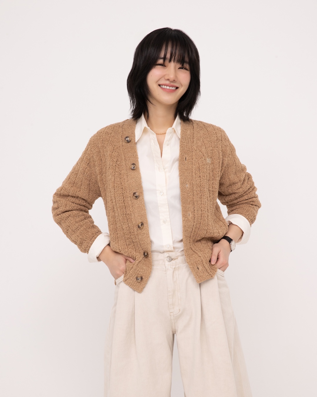 오늘도 사랑스러운 @박규영🤍🤎
세터 x 박규영 23FW🐶⛅감성적인 8가지 에센셜룩 #광고 ​
​
세터(SATUR)가 배우 박규영을 첫 뮤즈로 발탁하고, 23 FW 컬렉션 ‘Classic to Holiday’를 공개합니다.🍃 이번 컬렉션은 토요일의 자유롭고 여유로운 감성을 담아 클래식과 캐주얼, 컨템포러리, 스포티 등 다양한 키워드를 믹스한 것이 특징입니다.​
​
자연스럽고 트렌디한 매력을 가진 박규영은 니트류, 후드, 스웨이드자켓 등 다양한 아이템을 매치하여 세터의 내추럴한 감성을 완벽하게 표현했습니다.​
​
‘토요일을 선물하세요. 세터’를 슬로건으로 한 이번 컬렉션은 휴일을 닮은 이지하고 웨어러블 한 스타일을 완성해 곁에 오래 두고 입을 수 있는 스타일을 제안합니다.✨​ 이미지