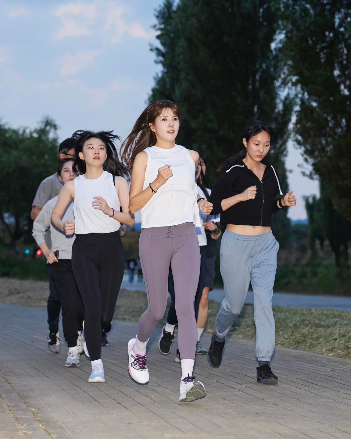 요즘 핫한 운동복 브랜드🔥뷰오리
국내 론칭 뷰오리 서울 런🏃🏻‍♀️예쁜 조거팬츠 입고 뛰자🤎#광고

지난 10월 12일, 캘리포니아에서 시작된 새로운 관점의 액티브웨어 뷰오리가 국내 론칭을 기념해 2023 뷰오리 서울 런 이벤트를 진행했습니다. 일상과 퍼포먼스를 넘나드는 액티브웨어를 선보이는 뷰오리는 지금 미국에서 가장 핫한 브랜드로 주목받고 있는데요. 100여명의 러너들이 함께 한강을 달린 2023 뷰오리 서울 런은 뷰오리와 참가자들의 에너지가 함께 빛난 특별한 순간이었습니다.

뷰오리와 함께 소중한 오운완의 순간을 더욱 특별하게 즐겨보세요. 💪🏻 이미지2