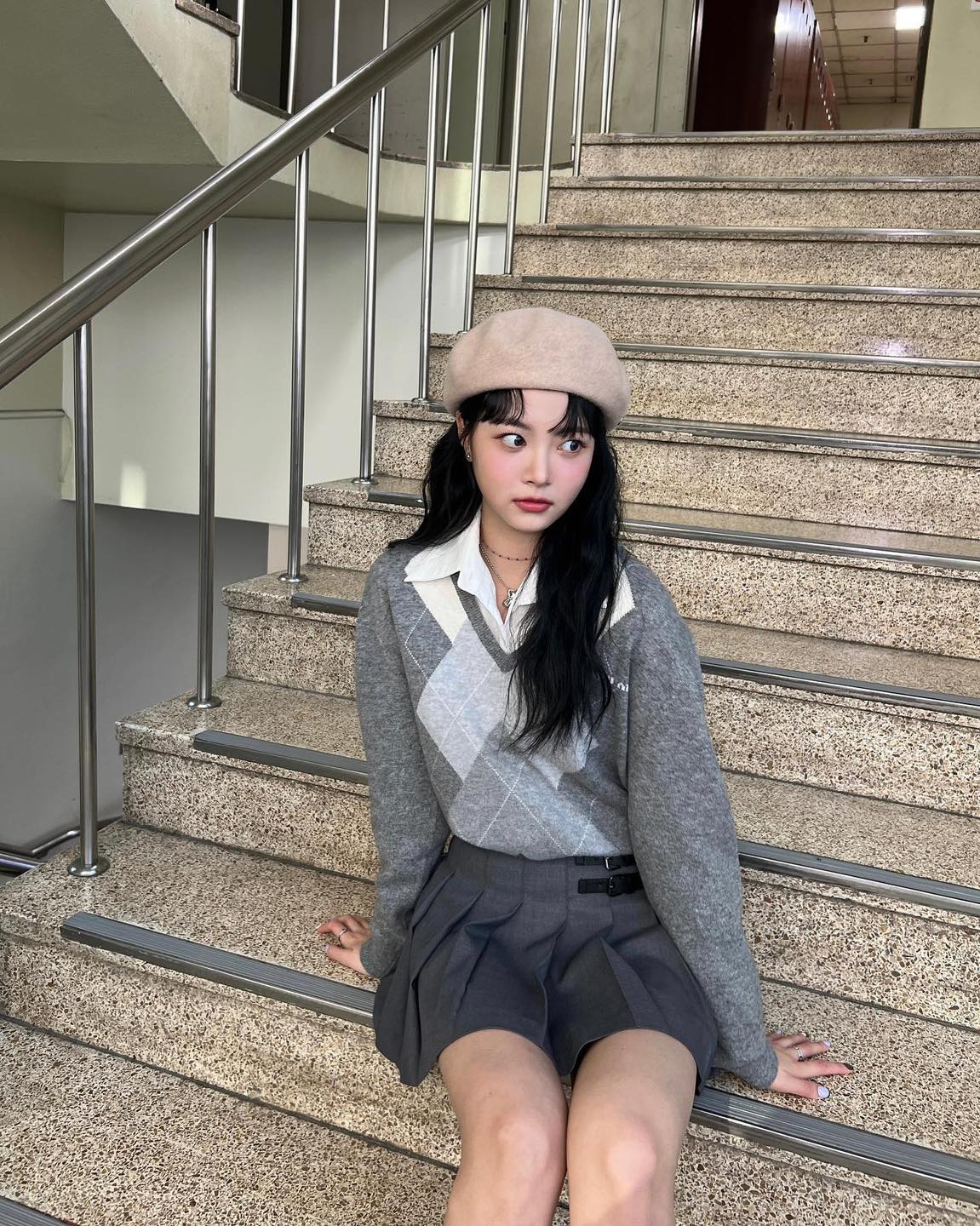 브이넥 니트엔 셔츠 레이어드🥣🩶 이미지