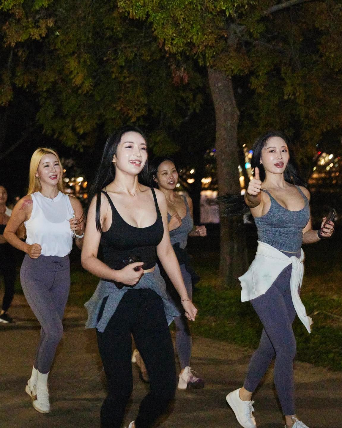 요즘 핫한 운동복 브랜드🔥뷰오리
국내 론칭 뷰오리 서울 런🏃🏻‍♀️예쁜 조거팬츠 입고 뛰자🤎#광고

지난 10월 12일, 캘리포니아에서 시작된 새로운 관점의 액티브웨어 뷰오리가 국내 론칭을 기념해 2023 뷰오리 서울 런 이벤트를 진행했습니다. 일상과 퍼포먼스를 넘나드는 액티브웨어를 선보이는 뷰오리는 지금 미국에서 가장 핫한 브랜드로 주목받고 있는데요. 100여명의 러너들이 함께 한강을 달린 2023 뷰오리 서울 런은 뷰오리와 참가자들의 에너지가 함께 빛난 특별한 순간이었습니다.

뷰오리와 함께 소중한 오운완의 순간을 더욱 특별하게 즐겨보세요. 💪🏻 이미지5