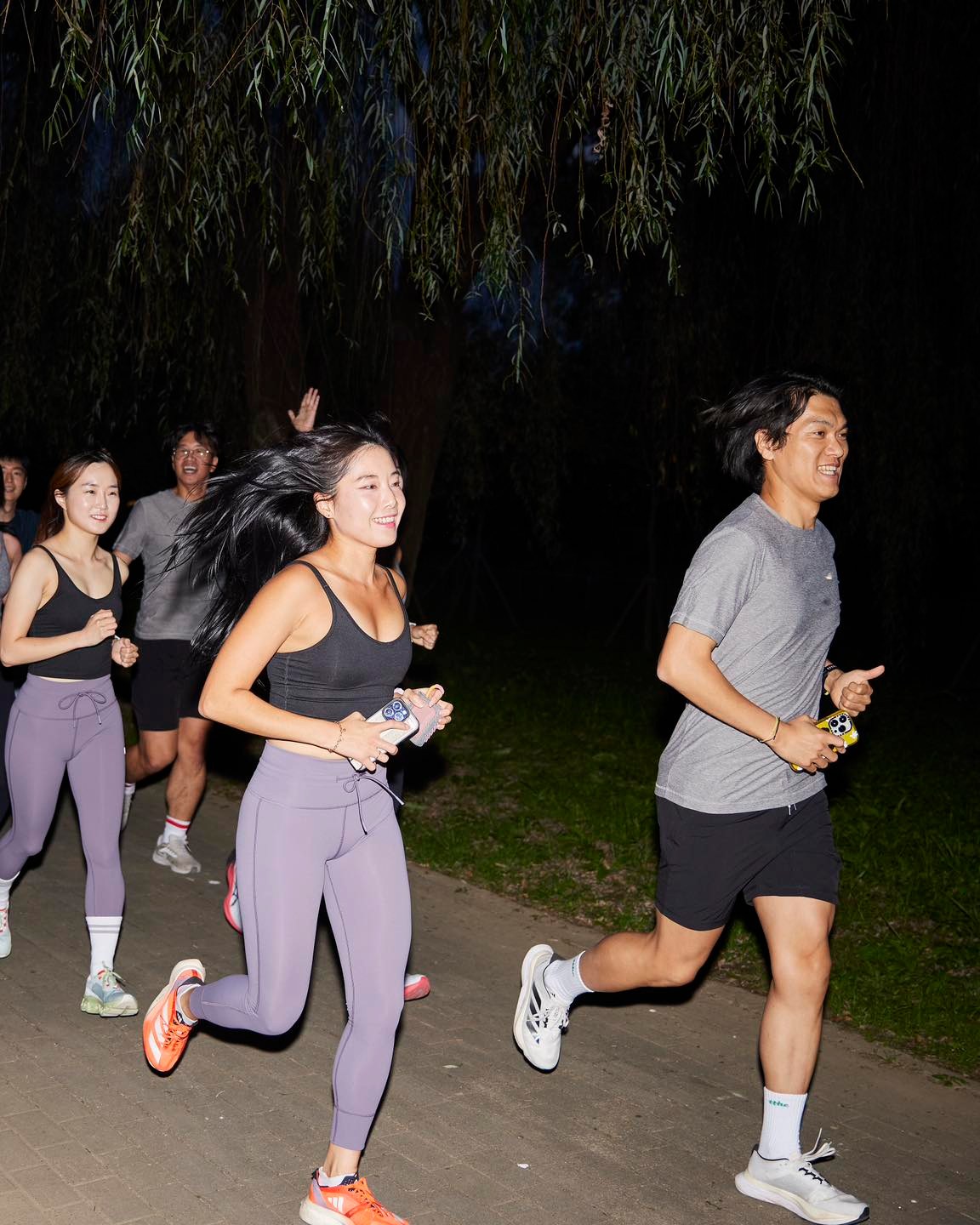 요즘 핫한 운동복 브랜드🔥뷰오리
국내 론칭 뷰오리 서울 런🏃🏻‍♀️예쁜 조거팬츠 입고 뛰자🤎#광고

지난 10월 12일, 캘리포니아에서 시작된 새로운 관점의 액티브웨어 뷰오리가 국내 론칭을 기념해 2023 뷰오리 서울 런 이벤트를 진행했습니다. 일상과 퍼포먼스를 넘나드는 액티브웨어를 선보이는 뷰오리는 지금 미국에서 가장 핫한 브랜드로 주목받고 있는데요. 100여명의 러너들이 함께 한강을 달린 2023 뷰오리 서울 런은 뷰오리와 참가자들의 에너지가 함께 빛난 특별한 순간이었습니다.

뷰오리와 함께 소중한 오운완의 순간을 더욱 특별하게 즐겨보세요. 💪🏻 이미지