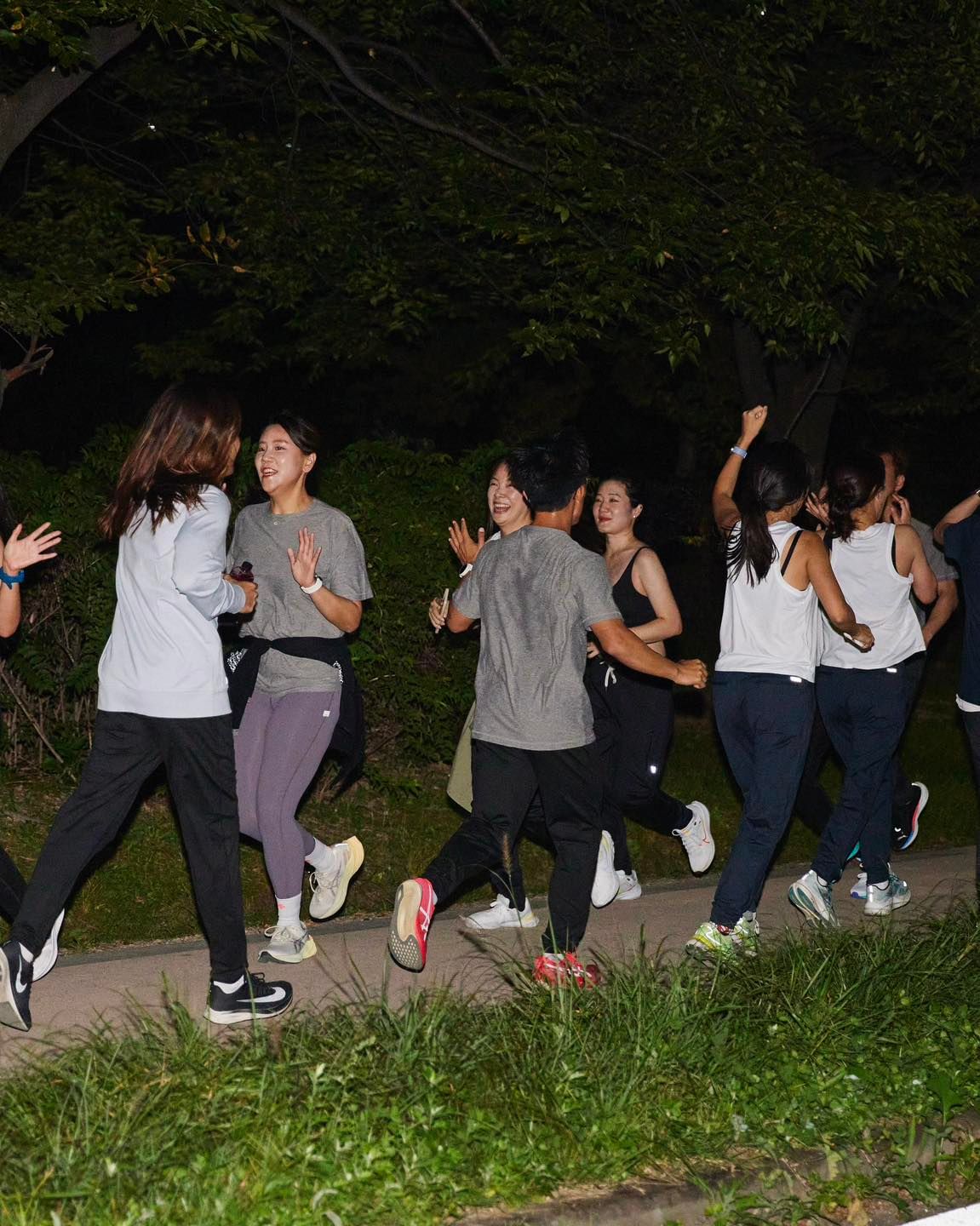 요즘 핫한 운동복 브랜드🔥뷰오리
국내 론칭 뷰오리 서울 런🏃🏻‍♀️예쁜 조거팬츠 입고 뛰자🤎#광고

지난 10월 12일, 캘리포니아에서 시작된 새로운 관점의 액티브웨어 뷰오리가 국내 론칭을 기념해 2023 뷰오리 서울 런 이벤트를 진행했습니다. 일상과 퍼포먼스를 넘나드는 액티브웨어를 선보이는 뷰오리는 지금 미국에서 가장 핫한 브랜드로 주목받고 있는데요. 100여명의 러너들이 함께 한강을 달린 2023 뷰오리 서울 런은 뷰오리와 참가자들의 에너지가 함께 빛난 특별한 순간이었습니다.

뷰오리와 함께 소중한 오운완의 순간을 더욱 특별하게 즐겨보세요. 💪🏻 이미지3