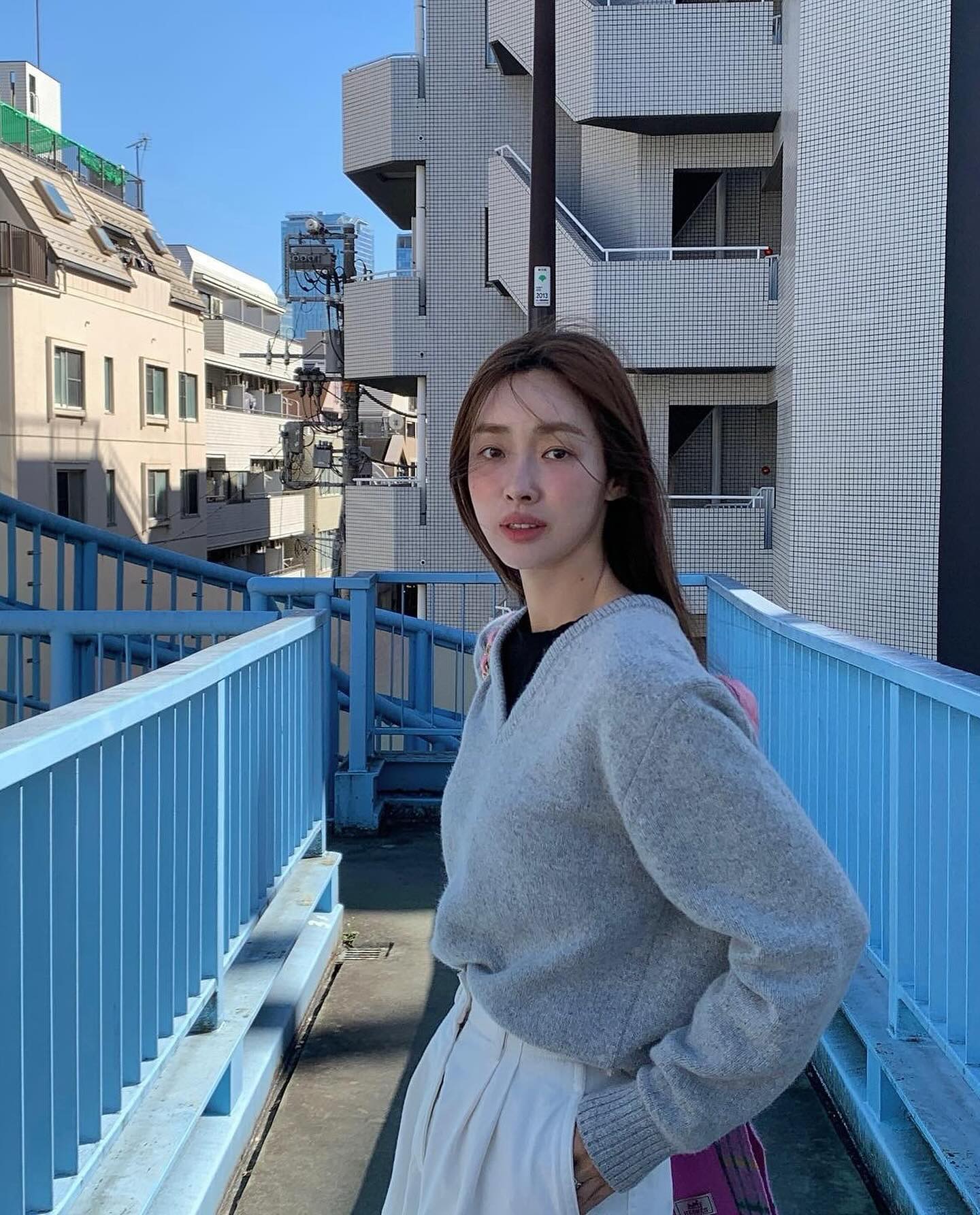 회색 브이넥 니트의 시크한 맛🩶 이미지