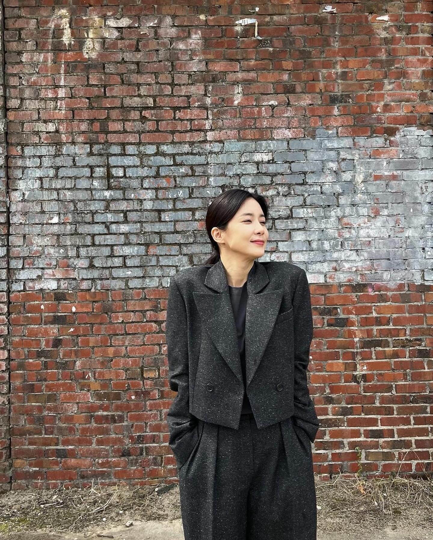 단아한 이보영🤎미니멀 가을룩💫 이미지4