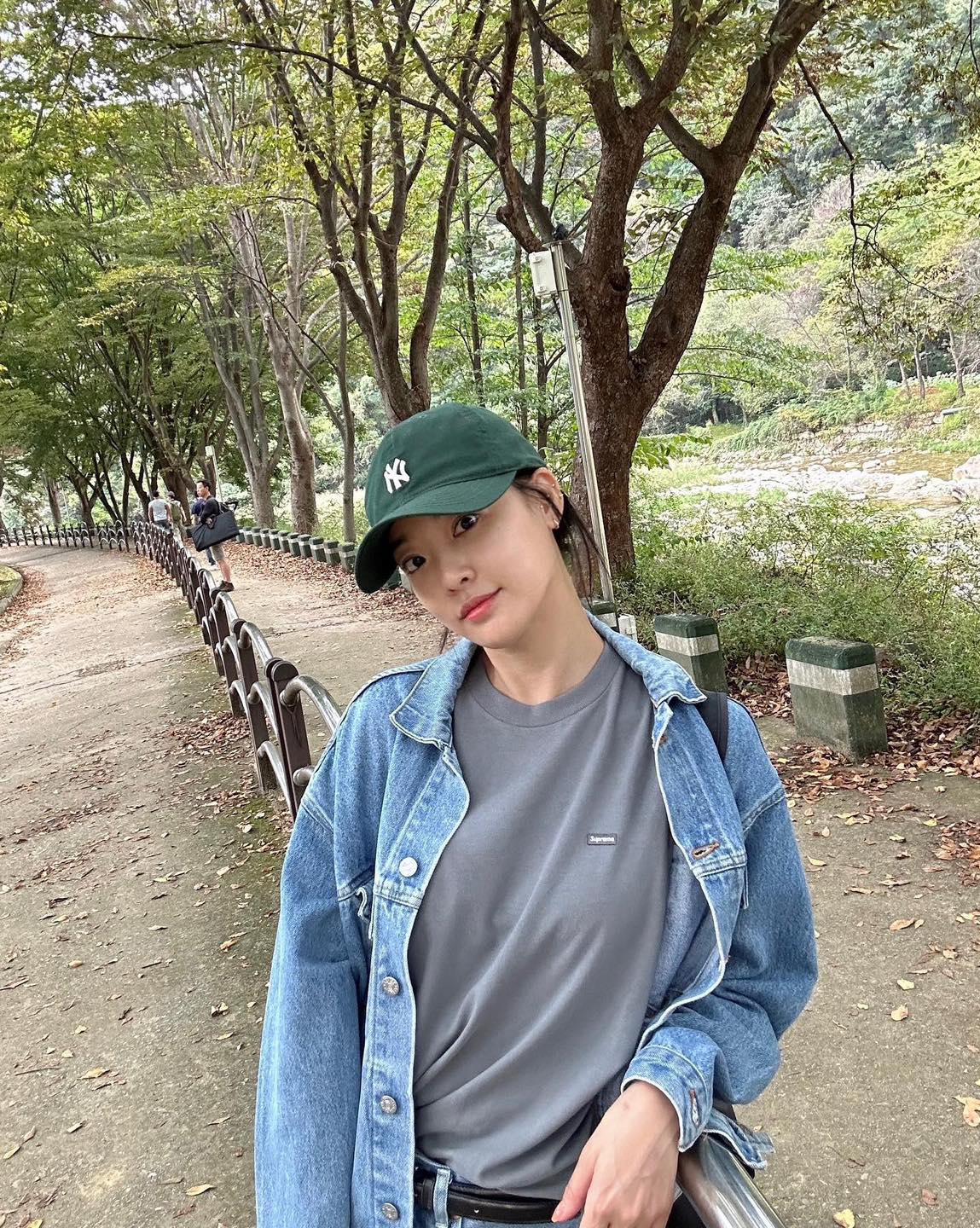 가을룩에 얹어보는 초록 볼캡🥦 이미지5