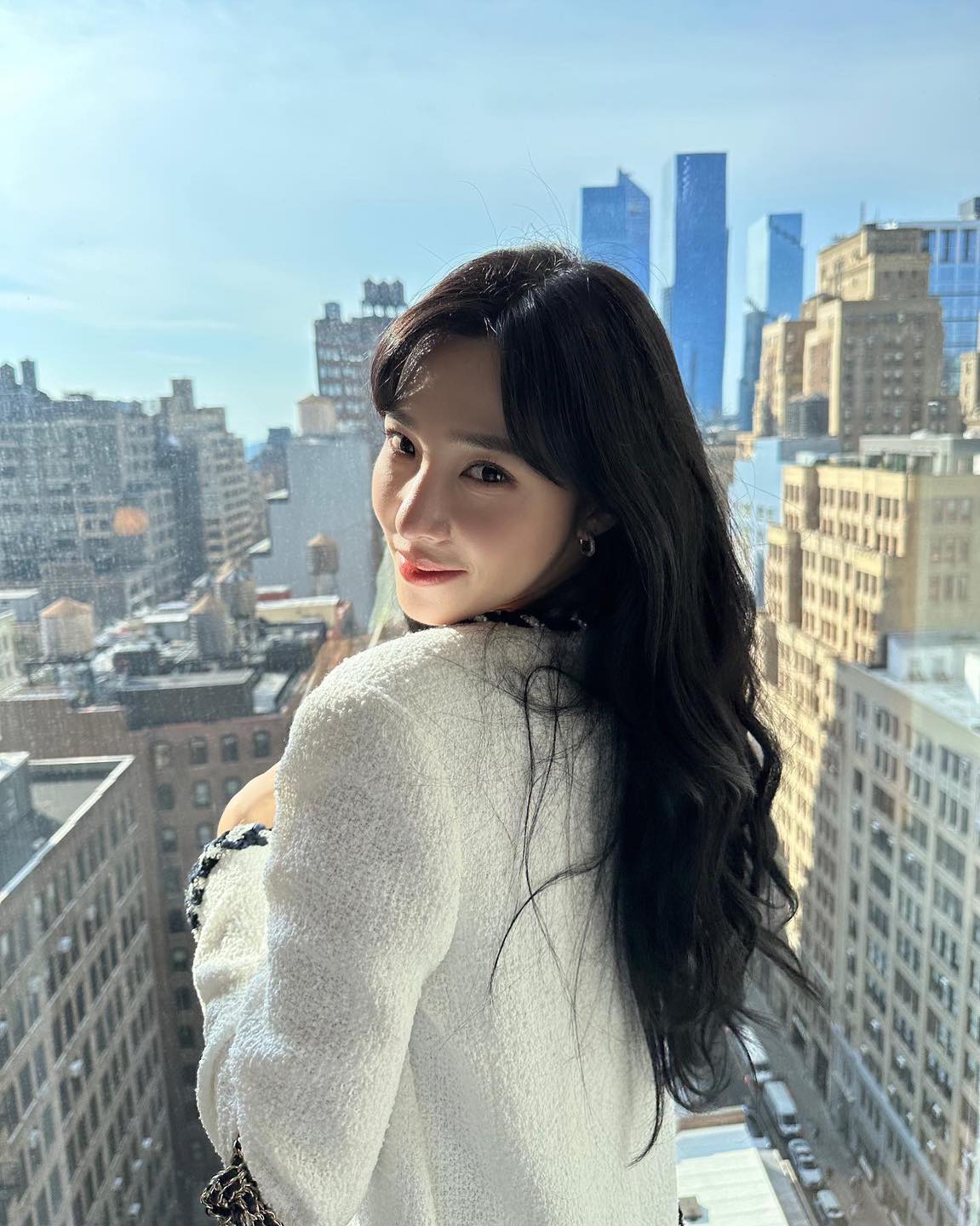 출근룩으로 화이트 트위드 좋지🦢 이미지