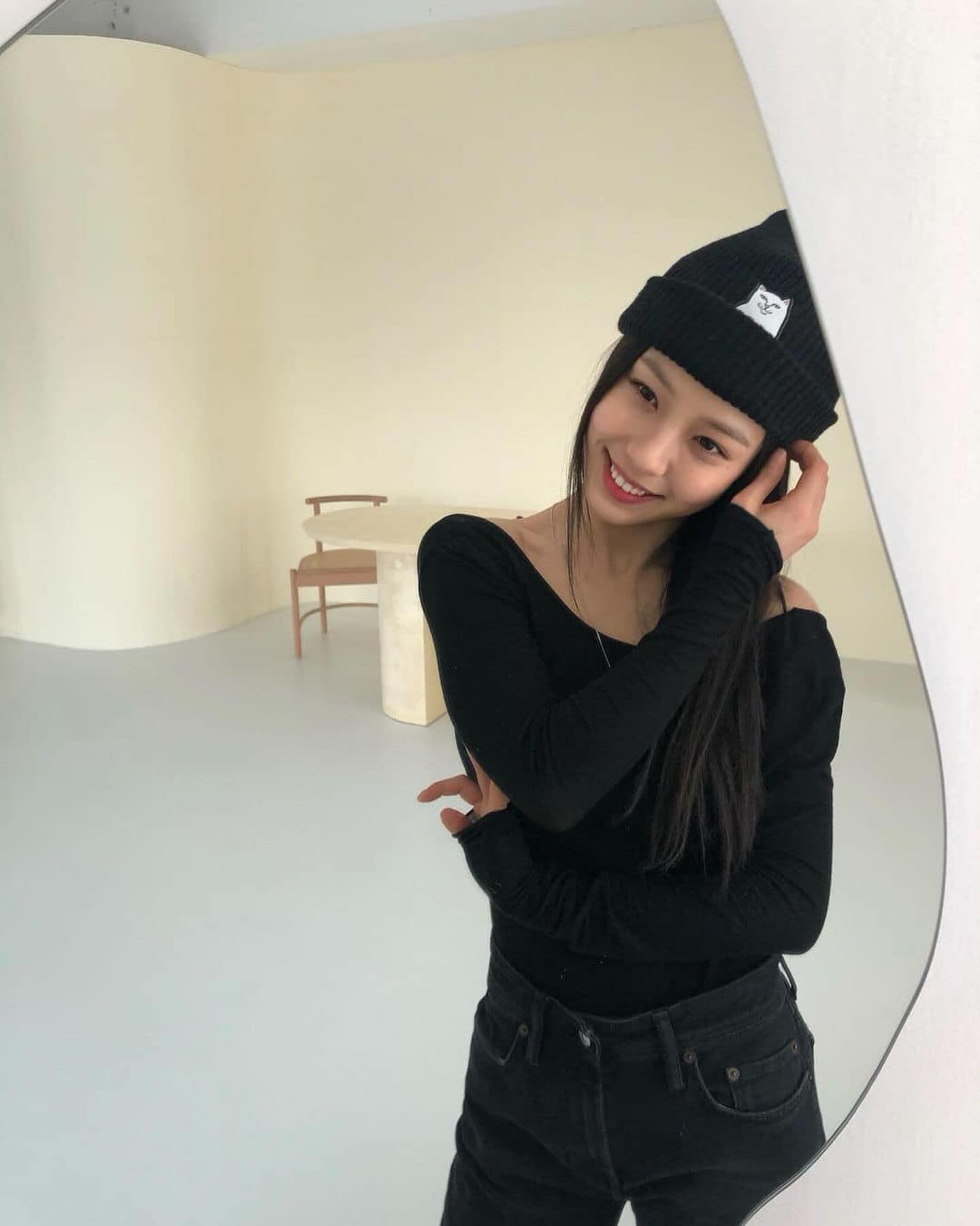 시크미 더하는 검정비니🖤 이미지