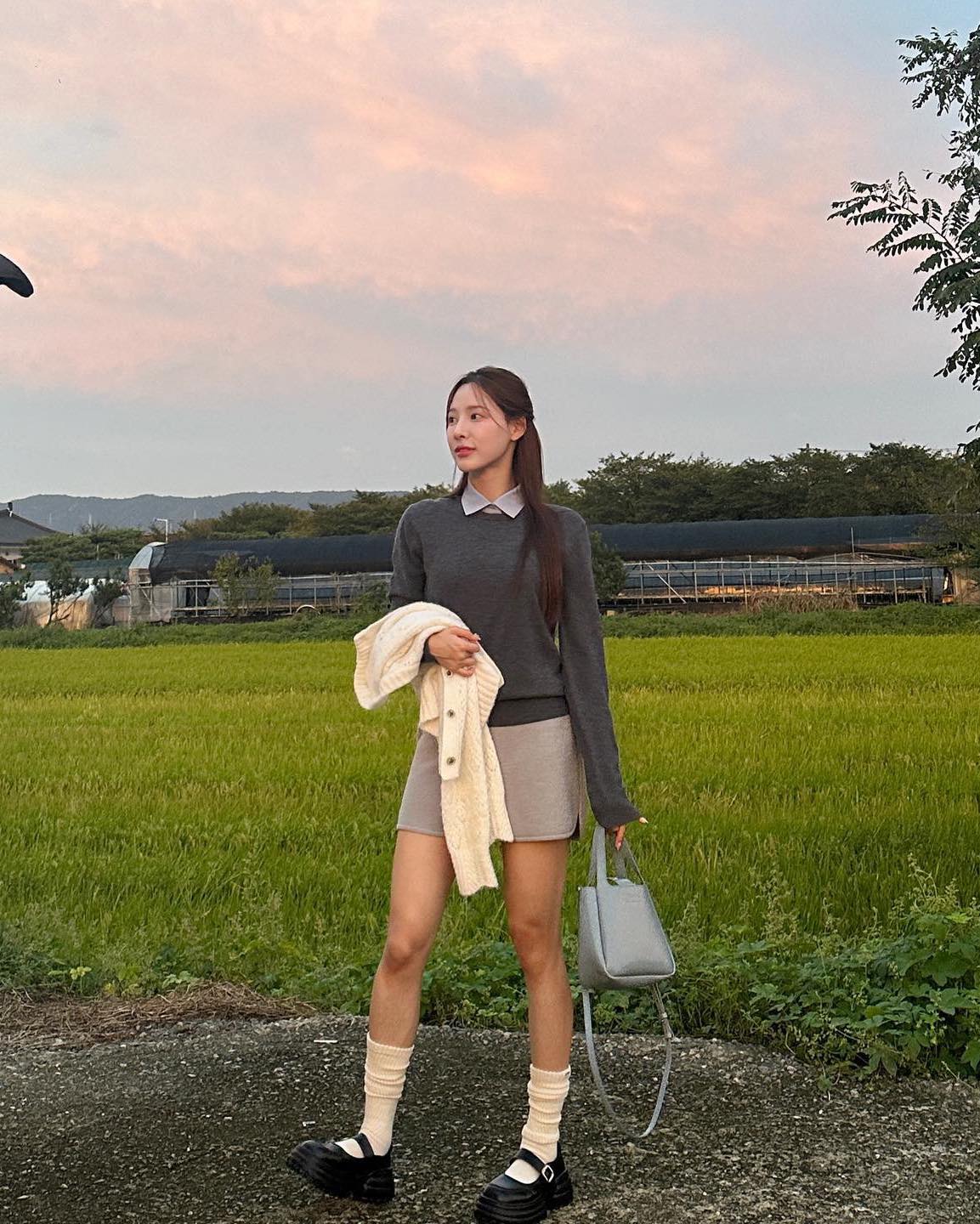 나연의 가을 감성🧦🍂니삭스 코디 이미지