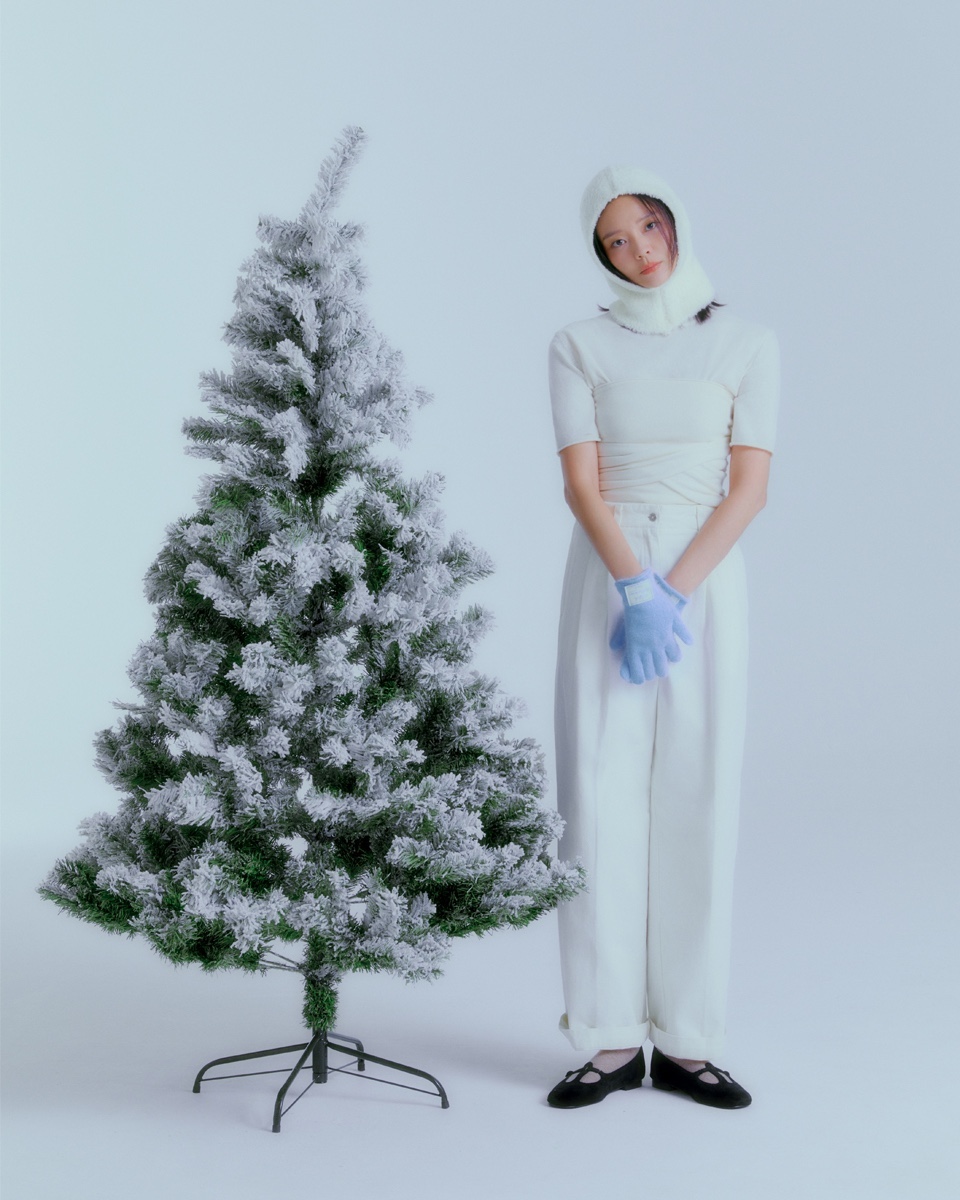 이솜 PICK🤎☃️29CM 겨울코디​
요즘 날씨에 찰떡인 출근룩부터 데이트룩, 하객룩까지✨#광고​
​
29CM가 배우 이솜과 함께한 겨울 화보를 공개했습니다. 오직 29CM에서만 만날 수 있는 틸아이다이, 게드, 빌라드케이, 르917, 유라고 등등 국내 유명 디자이너 브랜드의 겨울템을 만나볼 수 있는데요. 29CM 앱에서 아우터, 니트, 코트, 부츠 등 다양한 겨울 상품을 최대 60% 할인된 가격으로 제공하는 기획전도 함께 진행됩니다.​
​
이솜이 착용한 제품은 29CM에서 단독으로 만나볼 수 있으니 지금 바로 29CM 앱에서 [이솜]을 검색해 보세요. 🔍 ​
​
Look! My Winter with 이솜 기획전​
- 일정: 10월 30일(월) ~ 11월 12일(일)​
- 혜택: 최대 60% 할인 + 15% 쿠폰 제공​ 이미지9