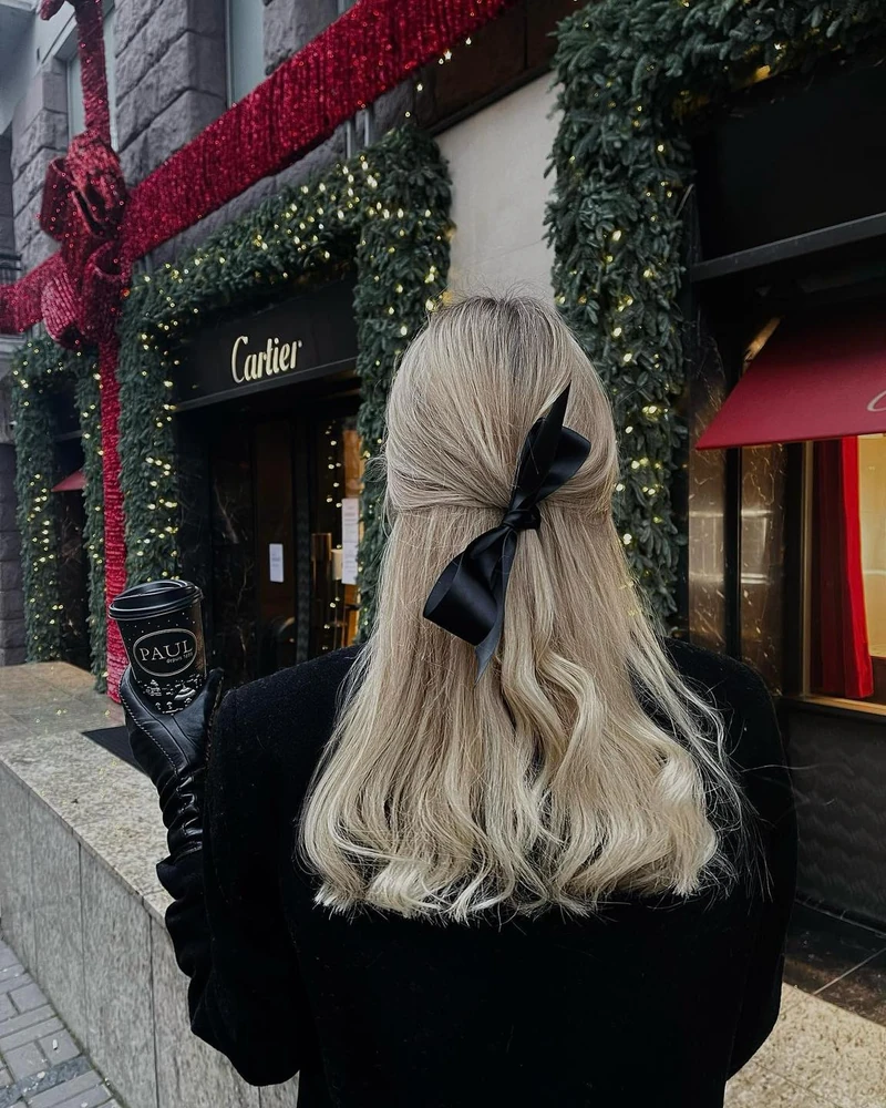 ☃️미리 메리 크리스마스🎄크리스마스를 위해 미리 준비할 아이템 BEST 5🎅🏻
어느새 두 달도 남지 않은 크리스마스. 상상만 해도 그저 설레서 벌써 크리스마스를 기다리는 사람들이 적지 않을 텐데요. 누구보다 크리스마스에 진심인 분들을 위해 준비했습니다. 패션 액세서리부터 아우터까지, 완벽한 크리스마스 무드를 위한 아이템 BEST 5🎁
1. 리본: 크리스마스 무드의 헤어스타일링을 완성하는 가장 쉬운 아이템을 꼽자면 단연 리본. 똥손도 간단하게 러블리한 무드를 연출할 수 있어요.
2. 귀마개: 따뜻하면서도 귀여운 느낌을 주는 포인트템, 귀마개. 추운 크리스마스에는 빼놓을 수 없는 필수 패션 아이템이죠.
3. 목도리: 겨울 데일리룩의 완성은 목도리라고들 하죠. 크리스마스에는 무채색보다는 좀 더 컬러풀한 머플러를 골라보는 건 어떨까요?
4. 화이트 코트: 눈 내리는 화이트 크리스마스는 모두의 로망이죠. 함박눈이 내리는 연말의 분위기를 한껏 끌어 올리는 아우터는 역시 화이트 코트!
5. 실내화: 추운 밖에서만 크리스마스를 보낼 순 없죠. 따뜻한 실내에서 케빈과 함께하는 크리스마스에는 포근한 실내화가 필수입니다. 이미지2
