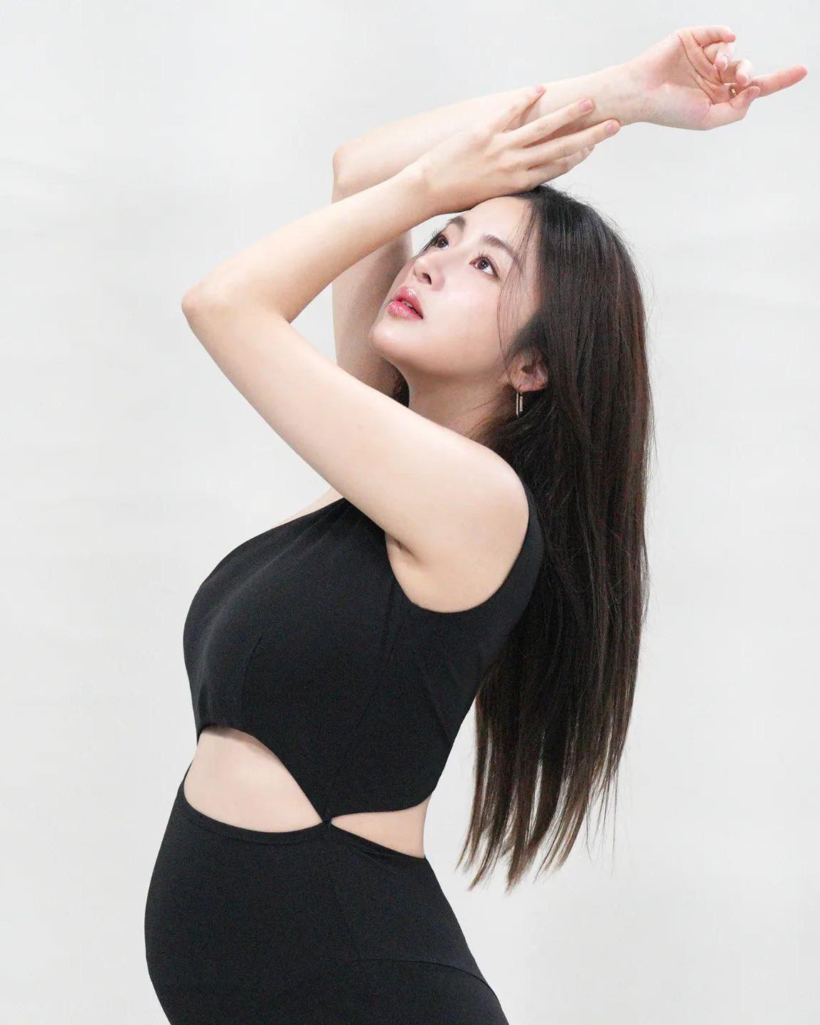강소라의 아름다운 만삭화보🤰🏻🖤 이미지8