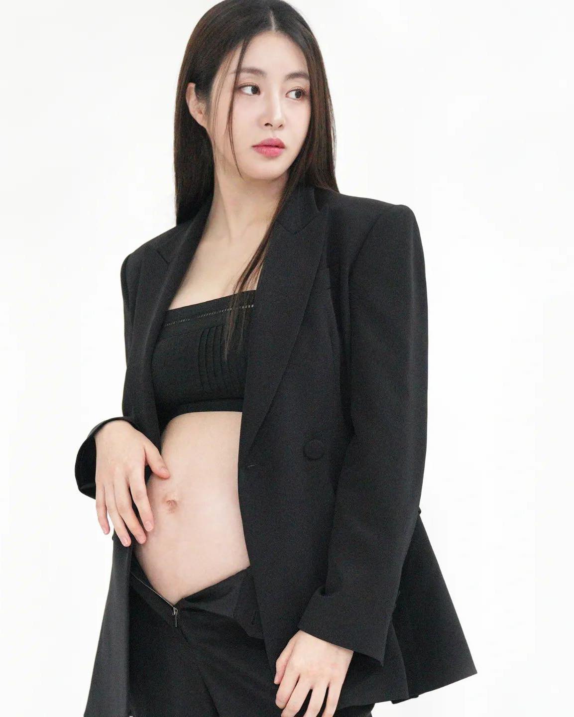 강소라의 아름다운 만삭화보🤰🏻🖤 이미지7