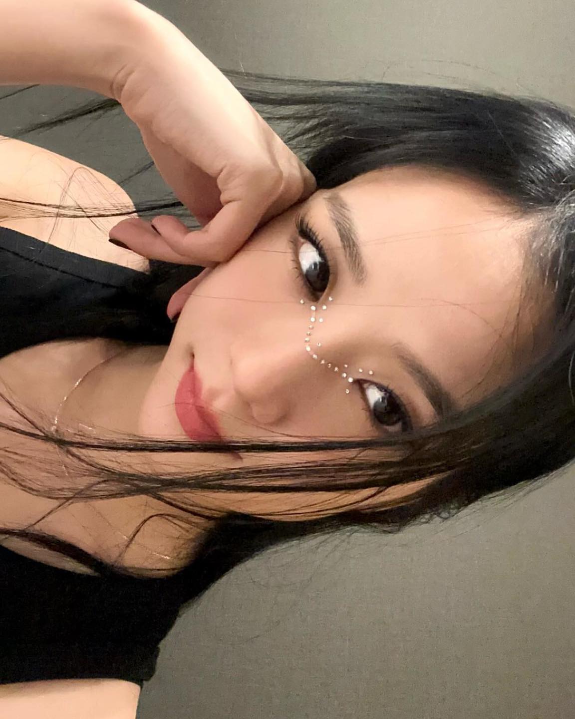 아이돌 메이크업 따라잡기💋주얼 페이스💎
누구나 보석처럼 빛나는 피부를 가지고 싶어 하죠. 하지만 가질 수 없다면, 피부에 보석을 붙여 반짝이는 메이크업을 연출하는 것은 어떨까요? 페스티벌이나 파티에 어울리는 메이크업이라 데일리룩으로 연출하기는 부담스러울 수도 있지만, 스타일에 따라 잘 활용한다면 나만의 개성을 과감하게 보여줄 수도 있습니다.
다채로운 분위기를 완성할 수 있는 주얼 페이스! 아이돌 메이크업을 통해 소개합니다💄
1-3. 볼드한 디자인의 큐빅으로 화려하게
4-7. 귀여운 디자인의 큐빅으로 키치하게
8-10. 은은한 포인트로 청초하고 내츄럴하게 이미지9