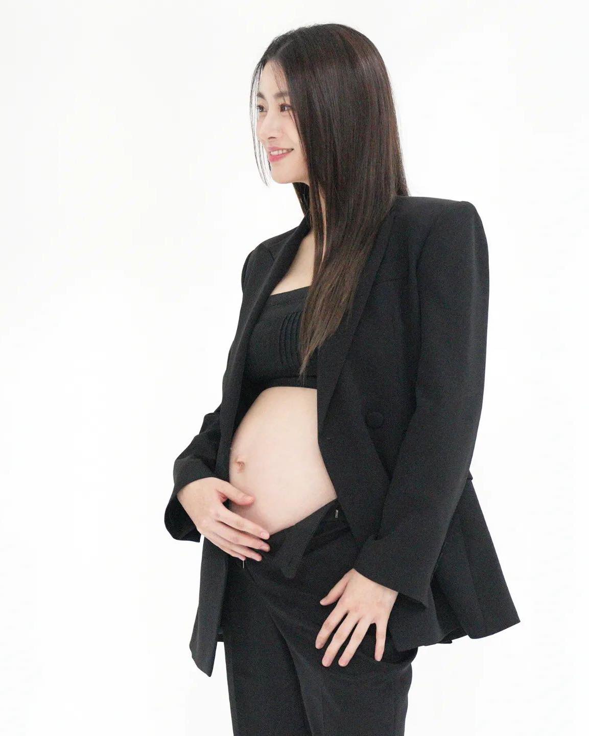 강소라의 아름다운 만삭화보🤰🏻🖤 이미지4