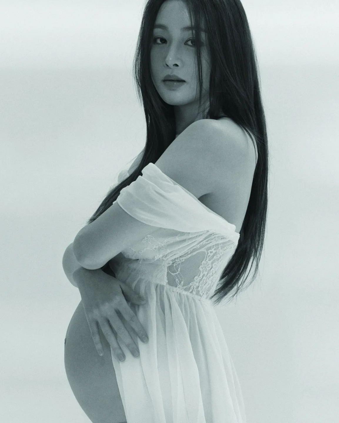 강소라의 아름다운 만삭화보🤰🏻🖤 이미지2