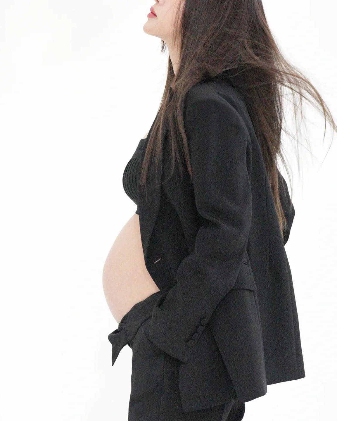 강소라의 아름다운 만삭화보🤰🏻🖤 이미지9