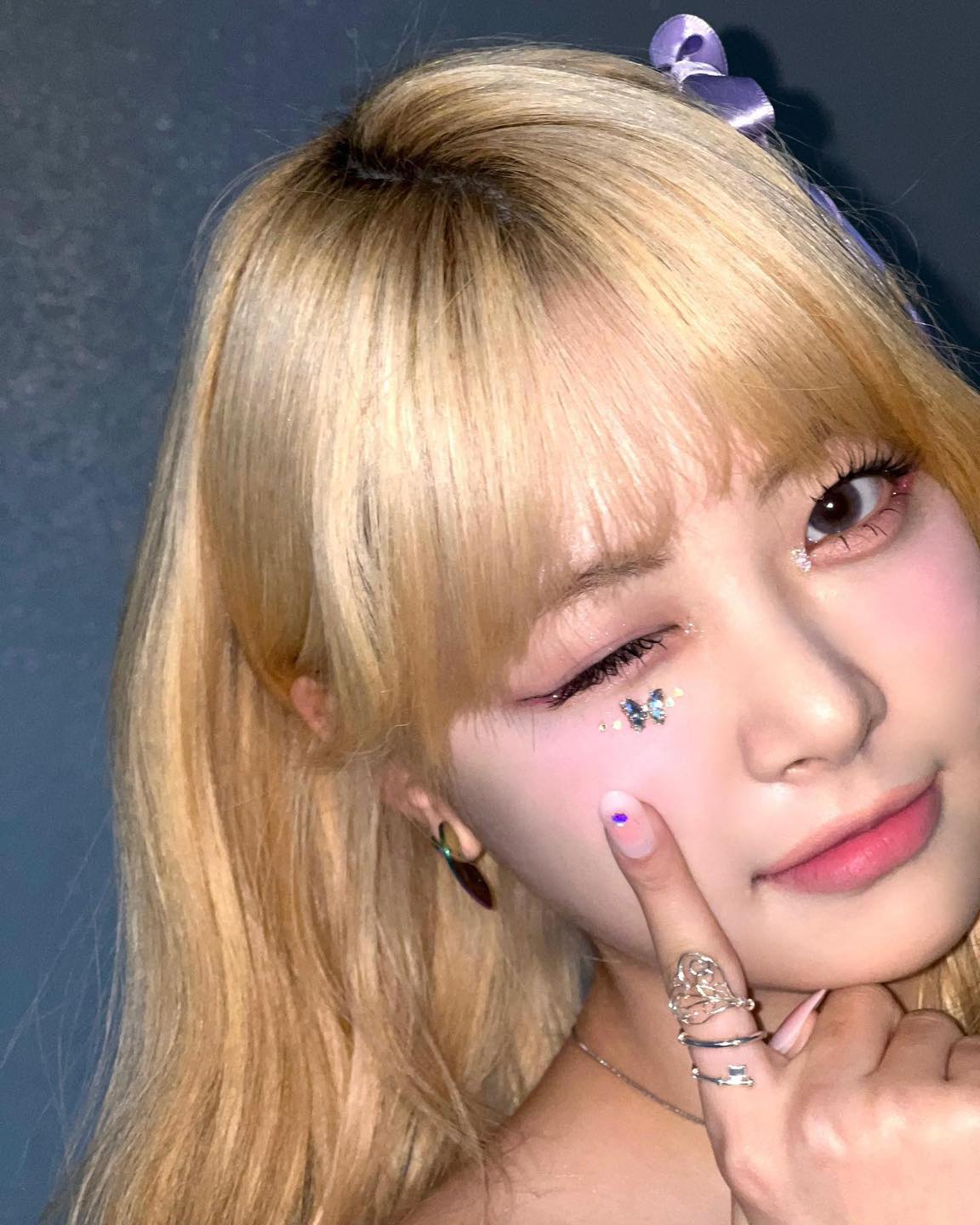 아이돌 메이크업 따라잡기💋주얼 페이스💎
누구나 보석처럼 빛나는 피부를 가지고 싶어 하죠. 하지만 가질 수 없다면, 피부에 보석을 붙여 반짝이는 메이크업을 연출하는 것은 어떨까요? 페스티벌이나 파티에 어울리는 메이크업이라 데일리룩으로 연출하기는 부담스러울 수도 있지만, 스타일에 따라 잘 활용한다면 나만의 개성을 과감하게 보여줄 수도 있습니다.
다채로운 분위기를 완성할 수 있는 주얼 페이스! 아이돌 메이크업을 통해 소개합니다💄
1-3. 볼드한 디자인의 큐빅으로 화려하게
4-7. 귀여운 디자인의 큐빅으로 키치하게
8-10. 은은한 포인트로 청초하고 내츄럴하게 이미지4