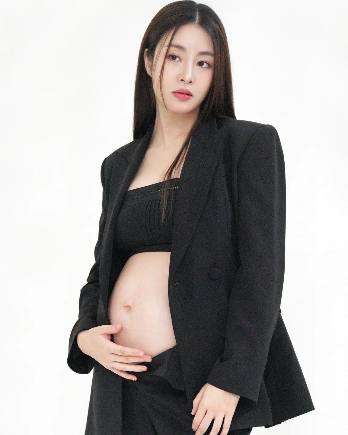 강소라의 아름다운 만삭화보🤰🏻🖤 이미지
