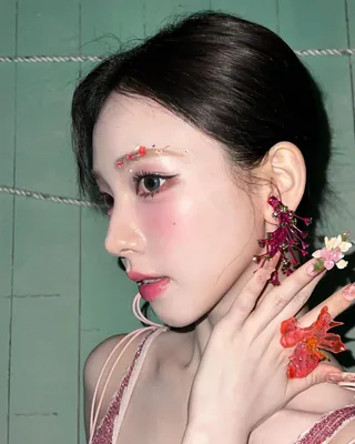 아이돌 메이크업 따라잡기💋주얼 페이스💎
누구나 보석처럼 빛나는 피부를 가지고 싶어 하죠. 하지만 가질 수 없다면, 피부에 보석을 붙여 반짝이는 메이크업을 연출하는 것은 어떨까요? 페스티벌이나 파티에 어울리는 메이크업이라 데일리룩으로 연출하기는 부담스러울 수도 있지만, 스타일에 따라 잘 활용한다면 나만의 개성을 과감하게 보여줄 수도 있습니다.
다채로운 분위기를 완성할 수 있는 주얼 페이스! 아이돌 메이크업을 통해 소개합니다💄
1-3. 볼드한 디자인의 큐빅으로 화려하게
4-7. 귀여운 디자인의 큐빅으로 키치하게
8-10. 은은한 포인트로 청초하고 내츄럴하게 이미지