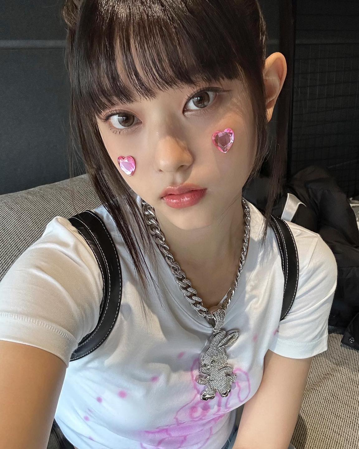 아이돌 메이크업 따라잡기💋주얼 페이스💎
누구나 보석처럼 빛나는 피부를 가지고 싶어 하죠. 하지만 가질 수 없다면, 피부에 보석을 붙여 반짝이는 메이크업을 연출하는 것은 어떨까요? 페스티벌이나 파티에 어울리는 메이크업이라 데일리룩으로 연출하기는 부담스러울 수도 있지만, 스타일에 따라 잘 활용한다면 나만의 개성을 과감하게 보여줄 수도 있습니다.
다채로운 분위기를 완성할 수 있는 주얼 페이스! 아이돌 메이크업을 통해 소개합니다💄
1-3. 볼드한 디자인의 큐빅으로 화려하게
4-7. 귀여운 디자인의 큐빅으로 키치하게
8-10. 은은한 포인트로 청초하고 내츄럴하게 이미지7