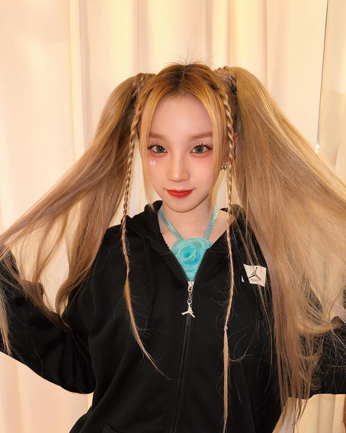 아이돌 메이크업 따라잡기💋주얼 페이스💎
누구나 보석처럼 빛나는 피부를 가지고 싶어 하죠. 하지만 가질 수 없다면, 피부에 보석을 붙여 반짝이는 메이크업을 연출하는 것은 어떨까요? 페스티벌이나 파티에 어울리는 메이크업이라 데일리룩으로 연출하기는 부담스러울 수도 있지만, 스타일에 따라 잘 활용한다면 나만의 개성을 과감하게 보여줄 수도 있습니다.
다채로운 분위기를 완성할 수 있는 주얼 페이스! 아이돌 메이크업을 통해 소개합니다💄
1-3. 볼드한 디자인의 큐빅으로 화려하게
4-7. 귀여운 디자인의 큐빅으로 키치하게
8-10. 은은한 포인트로 청초하고 내츄럴하게 이미지6