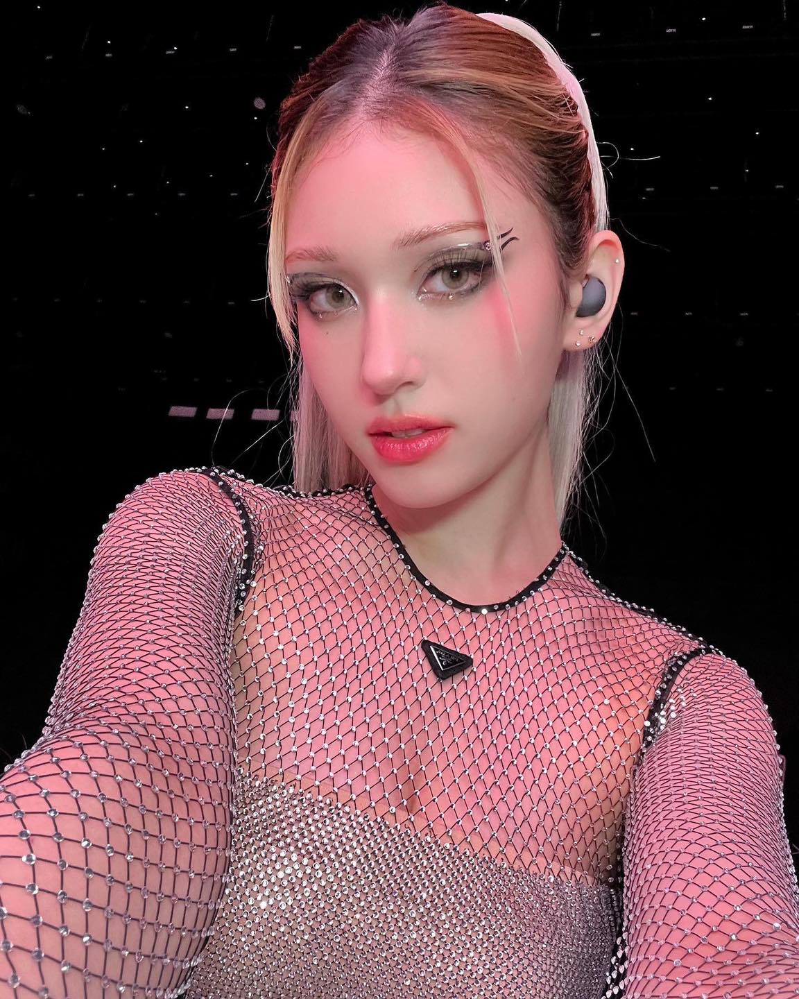 아이돌 메이크업 따라잡기💋주얼 페이스💎
누구나 보석처럼 빛나는 피부를 가지고 싶어 하죠. 하지만 가질 수 없다면, 피부에 보석을 붙여 반짝이는 메이크업을 연출하는 것은 어떨까요? 페스티벌이나 파티에 어울리는 메이크업이라 데일리룩으로 연출하기는 부담스러울 수도 있지만, 스타일에 따라 잘 활용한다면 나만의 개성을 과감하게 보여줄 수도 있습니다.
다채로운 분위기를 완성할 수 있는 주얼 페이스! 아이돌 메이크업을 통해 소개합니다💄
1-3. 볼드한 디자인의 큐빅으로 화려하게
4-7. 귀여운 디자인의 큐빅으로 키치하게
8-10. 은은한 포인트로 청초하고 내츄럴하게 이미지10
