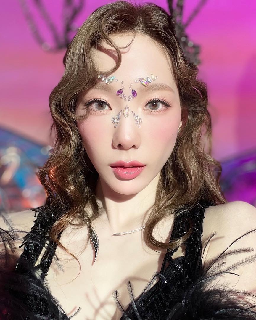 아이돌 메이크업 따라잡기💋주얼 페이스💎
누구나 보석처럼 빛나는 피부를 가지고 싶어 하죠. 하지만 가질 수 없다면, 피부에 보석을 붙여 반짝이는 메이크업을 연출하는 것은 어떨까요? 페스티벌이나 파티에 어울리는 메이크업이라 데일리룩으로 연출하기는 부담스러울 수도 있지만, 스타일에 따라 잘 활용한다면 나만의 개성을 과감하게 보여줄 수도 있습니다.
다채로운 분위기를 완성할 수 있는 주얼 페이스! 아이돌 메이크업을 통해 소개합니다💄
1-3. 볼드한 디자인의 큐빅으로 화려하게
4-7. 귀여운 디자인의 큐빅으로 키치하게
8-10. 은은한 포인트로 청초하고 내츄럴하게 이미지3
