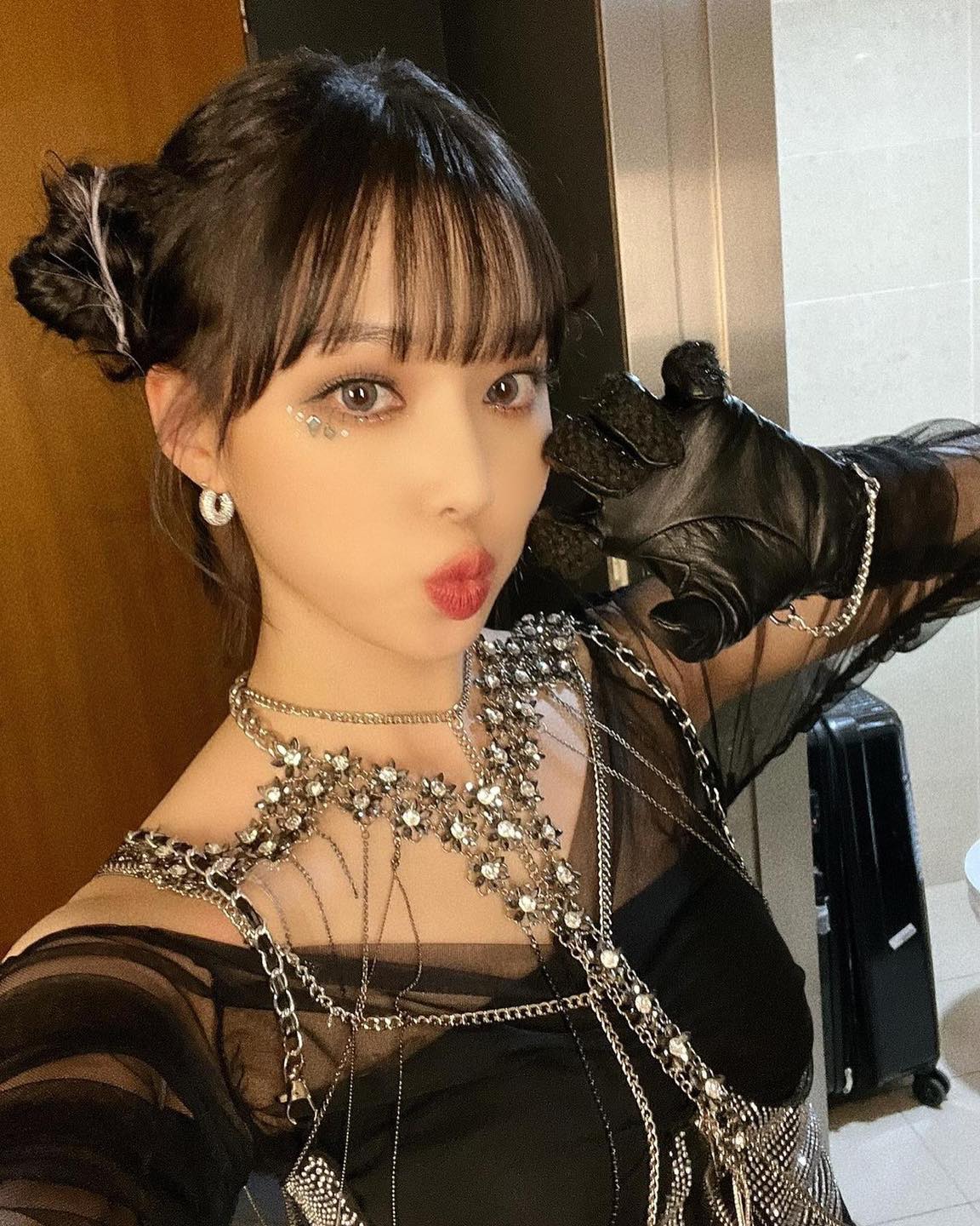 아이돌 메이크업 따라잡기💋주얼 페이스💎
누구나 보석처럼 빛나는 피부를 가지고 싶어 하죠. 하지만 가질 수 없다면, 피부에 보석을 붙여 반짝이는 메이크업을 연출하는 것은 어떨까요? 페스티벌이나 파티에 어울리는 메이크업이라 데일리룩으로 연출하기는 부담스러울 수도 있지만, 스타일에 따라 잘 활용한다면 나만의 개성을 과감하게 보여줄 수도 있습니다.
다채로운 분위기를 완성할 수 있는 주얼 페이스! 아이돌 메이크업을 통해 소개합니다💄
1-3. 볼드한 디자인의 큐빅으로 화려하게
4-7. 귀여운 디자인의 큐빅으로 키치하게
8-10. 은은한 포인트로 청초하고 내츄럴하게 이미지2