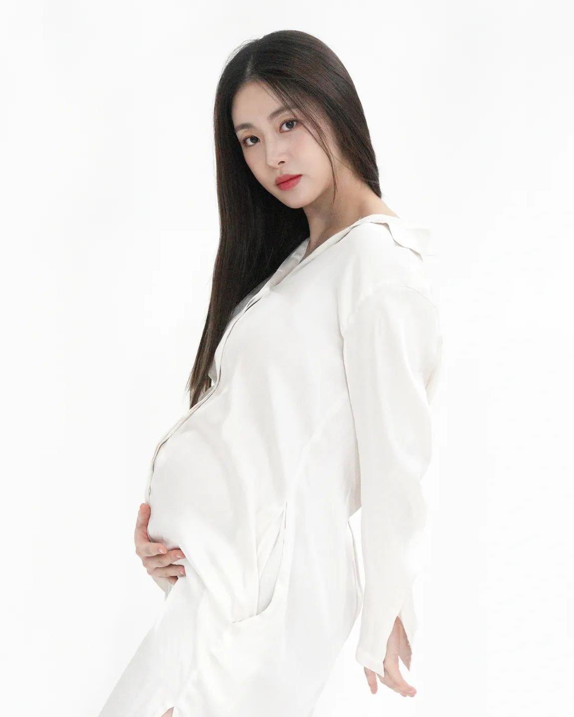 강소라의 아름다운 만삭화보🤰🏻🖤 이미지3