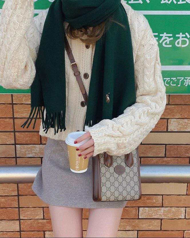 니트에 컬러 머플러 포인트💚🧣 이미지