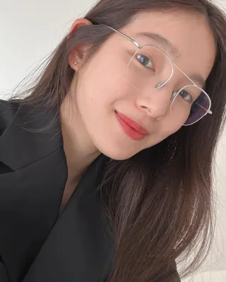 요즘 대세는 @얇은 메탈테👓🖤 이미지