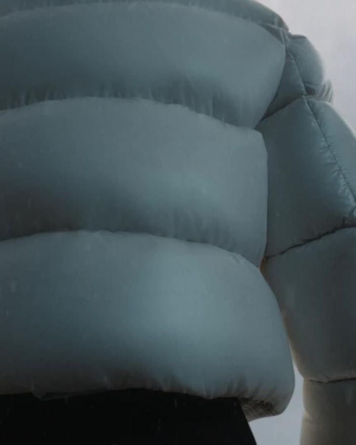 한소희처럼 힙한 겨울 패딩룩🤍🖤​
올해도 핫한 휠라 시그니처 밀라노다운❄️트렌디한 광택감 #광고​
​
휠라(FILA)가 글로벌 앰버서더 한소희와 함께한 윈터 시즌 '밀라노다운 컬렉션'을 선보였습니다. '밀라노다운 컬렉션'은 지난해 첫 선을 보인 후 휠라의 윈터 시그니처 아이템으로 자리 잡았는데요. ​
​
올해는 프리미엄 구스다운 충전재로 경량성과 보온성을 한층 더 업그레이드 시켰으며, 볼륨감 넘치는 실루엣과 글로시 소재로 은은하고 고급스러운 광택감 역시 포인트입니다. 특히 이번 캠페인 영상에는 거대한 크기의 '자이언트 한소희'가 밀라노다운을 입고 미지의 도시에 등장, 상상력을 자극하는 판타지 가득한 스토리로 눈길을 사로잡았습니다. ​
​
밀라노다운 컬렉션과 캠페인 영상은 휠라 공식 온라인 스토어와 SNS, 전국 휠라 매장 등 다양한 채널을 통해 확인하실 수 있습니다. ​ 이미지