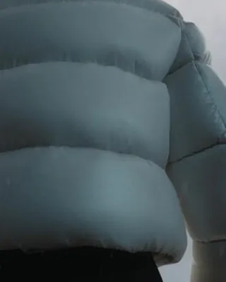 한소희처럼 힙한 겨울 패딩룩🤍🖤
올해도 핫한 휠라 시그니처 밀라노다운❄️트렌디한 광택감 #광고
휠라(FILA)가 글로벌 앰버서더 한소희와 함께한 윈터 시즌 '밀라노다운 컬렉션'을 선보였습니다. '밀라노다운 컬렉션'은 지난해 첫 선을 보인 후 휠라의 윈터 시그니처 아이템으로 자리 잡았는데요.
올해는 프리미엄 구스다운 충전재로 경량성과 보온성을 한층 더 업그레이드 시켰으며, 볼륨감 넘치는 실루엣과 글로시 소재로 은은하고 고급스러운 광택감 역시 포인트입니다. 특히 이번 캠페인 영상에는 거대한 크기의 '자이언트 한소희'가 밀라노다운을 입고 미지의 도시에 등장, 상상력을 자극하는 판타지 가득한 스토리로 눈길을 사로잡았습니다.
밀라노다운 컬렉션과 캠페인 영상은 휠라 공식 온라인 스토어와 SNS, 전국 휠라 매장 등 다양한 채널을 통해 확인하실 수 있습니다. 이미지