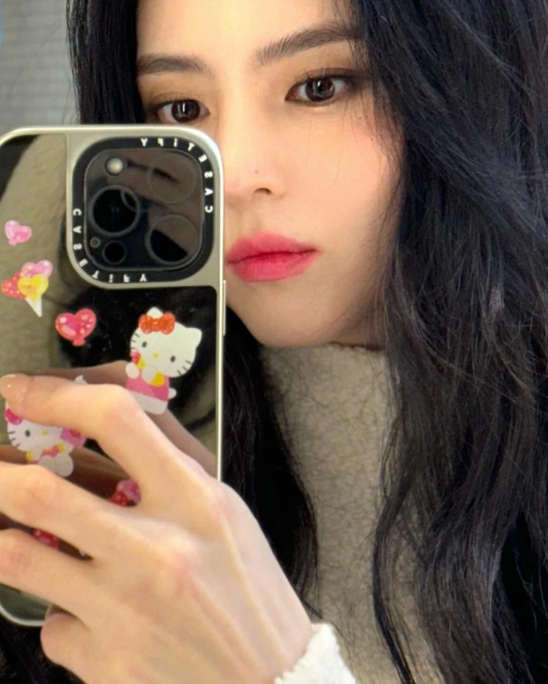 폭룡적인 미모의 한소희 셀카🤳📸 이미지1