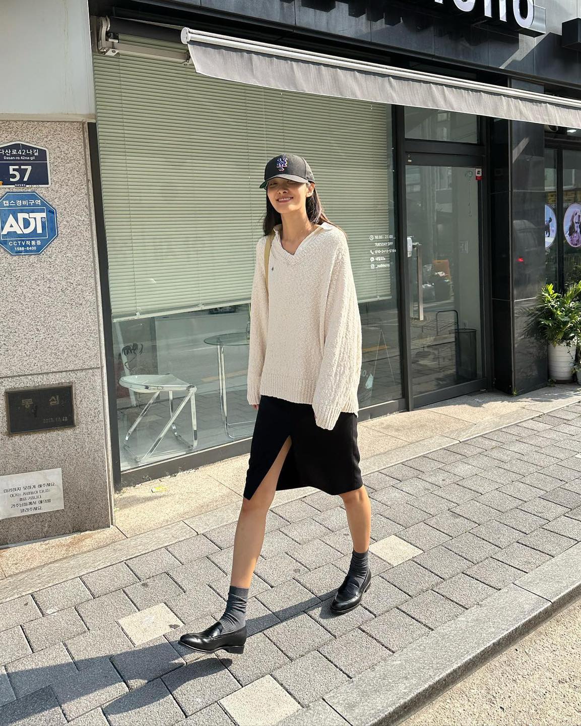 로퍼와 회색 양말의 찰떡궁합🩶 이미지