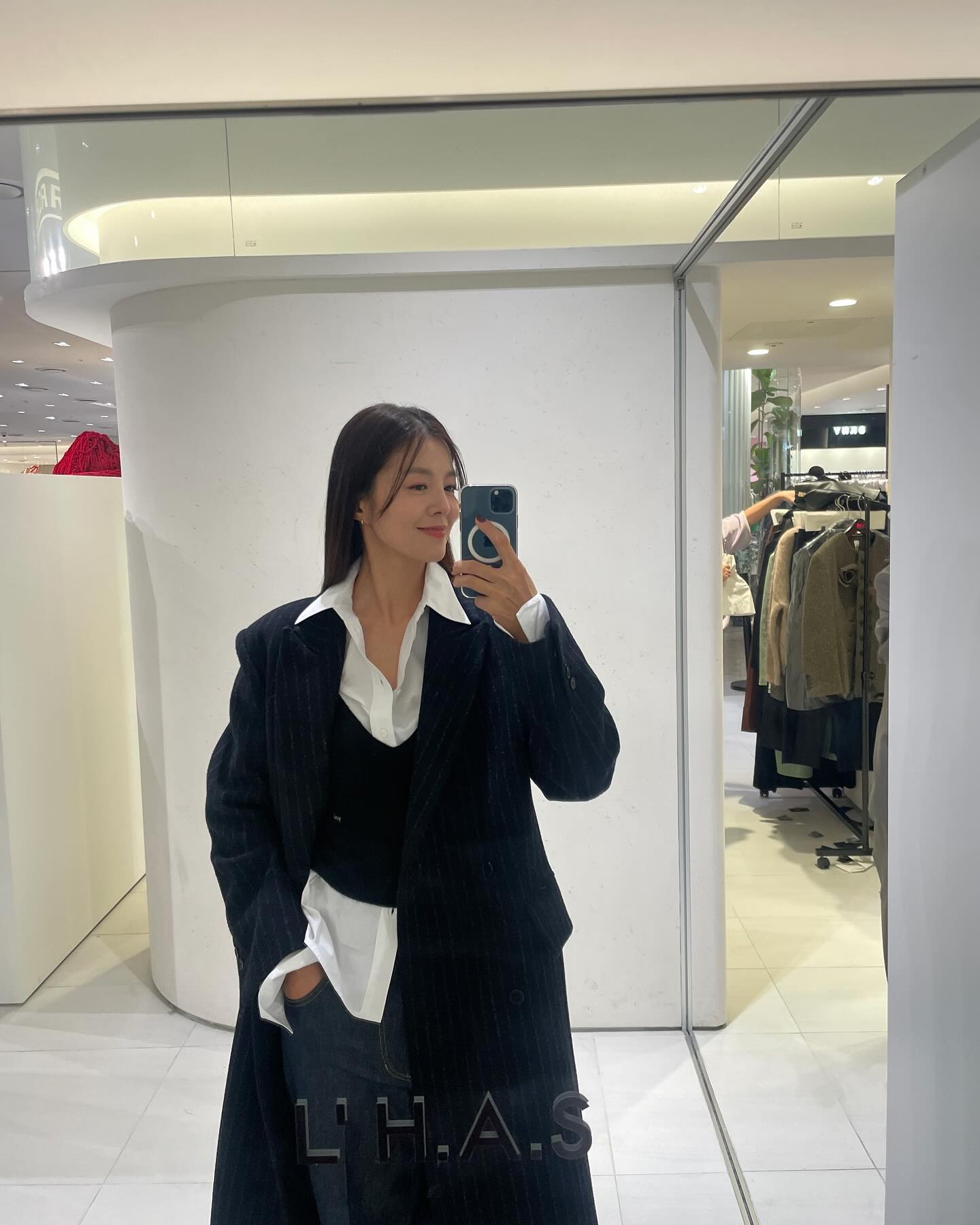 핫한 셀럽이 사랑하는 르하스🤎🖤
겨울 클래식 아우터룩🧥🏬더현대 판교점 팝업 @오픈 #광고
어떤 시간, 어떤 장소에서도 우아함을 잃지 않는 현대 여성의 아름다움을 르하스만의 정교한 테일러와 편안하며 클래식한 실루엣으로 표현한 MAIN AW 2023 컬렉션이 현대백화점 판교점에서 팝업스토어를 진행합니다.
르하스 MAIN AW 2023 전 컬렉션을 르하스 팝업 스토어에서 직접 만나보세요.
르하스 MAIN AW 2023 팝업스토어
- 일정: 2023년 11월 10일(금) ~ 11월 16일(목) 13일(월) 휴무
- 장소: 현대백화점 판교점 3F, 프로젝트랩
- 프로모션
 • 팝업 기간 동안 전품목 20% 할인 
 • 50/80/120만 원 구매금액 별 사은품 지급
 • 선착순 구매고객에게 기프트 증정 (1일 20명, 금토일 한정)
 • 현대백화점 판교점 단독 (익스클루시브) 상품 판매 – MILD SWEAT SHIRT (LAVENDER)  이미지