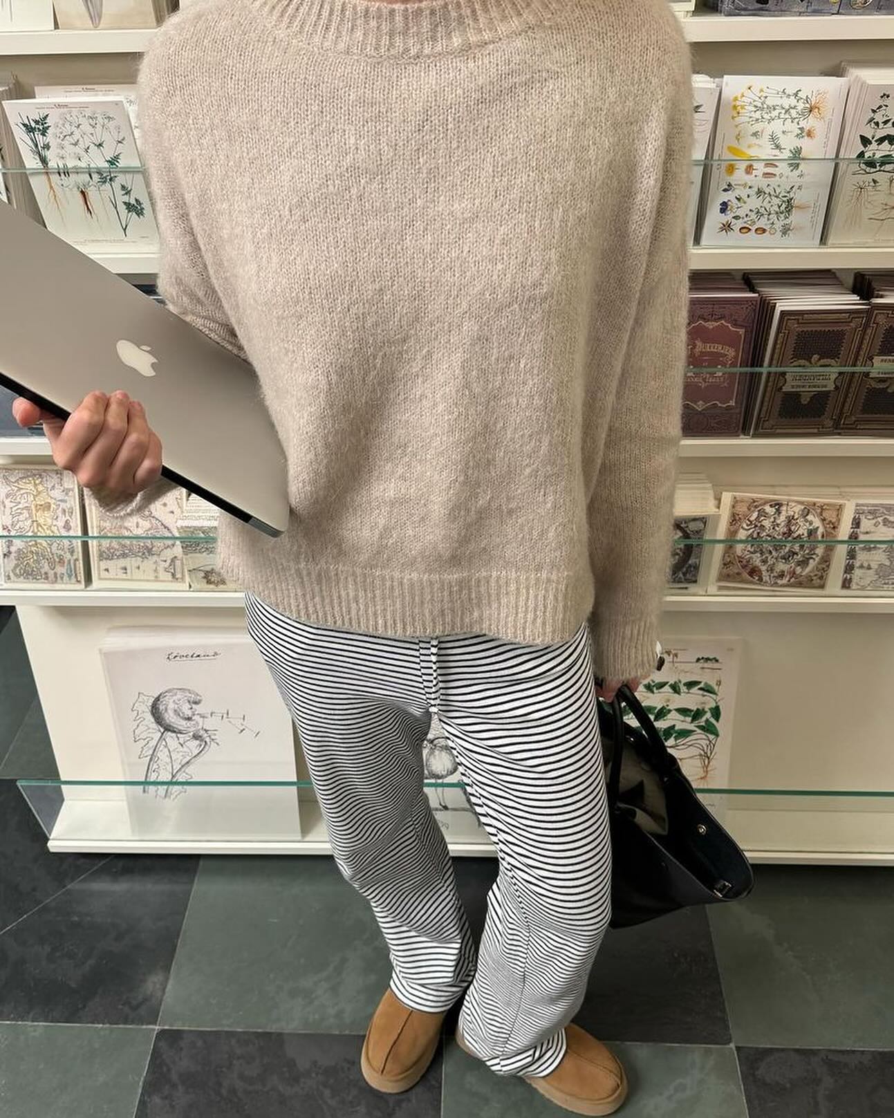깔끔한 스웨터 하나로🧶🤍요렇게 이미지