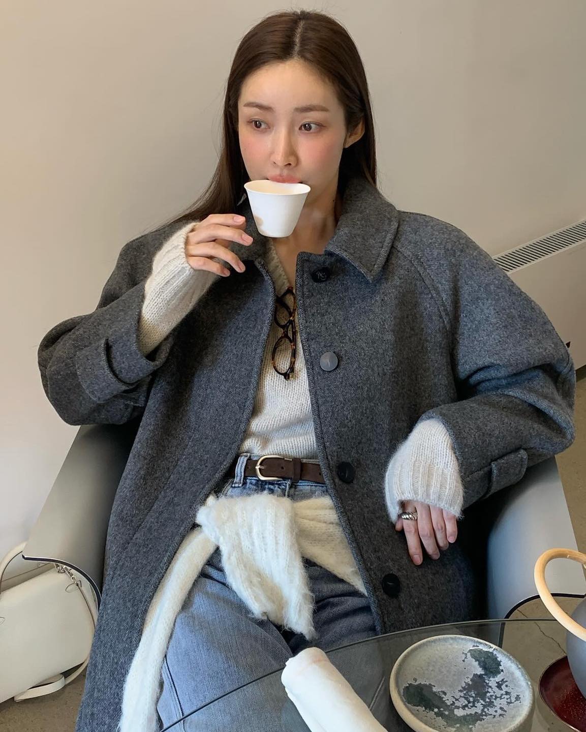 차분한 그레이가 끌리는 겨울🩶
올겨울 코트 컬러는 @그레이🕵🏻‍♀️ 세련된 모노톤으로 코디해🥋 이미지