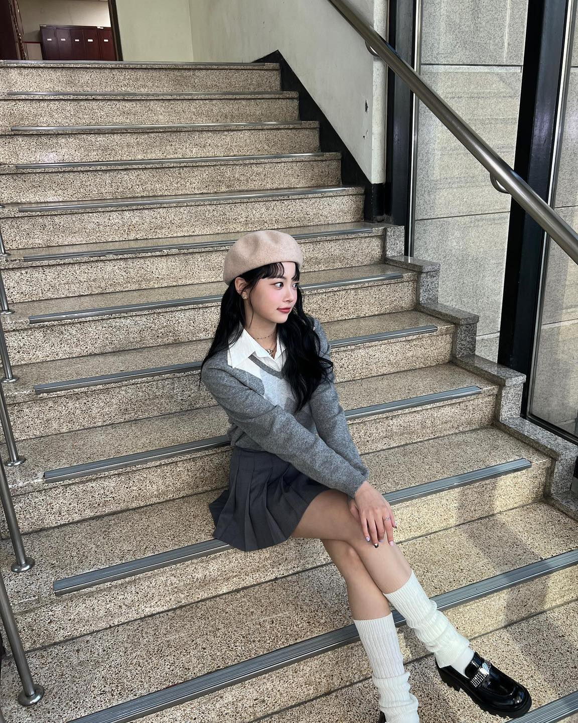 겨울에도 짧게 입고 싶을 때 팁💡
레그워머로 따뜻하게 코디하기🧦추워도 멋은 포기 못해👀🩶 이미지