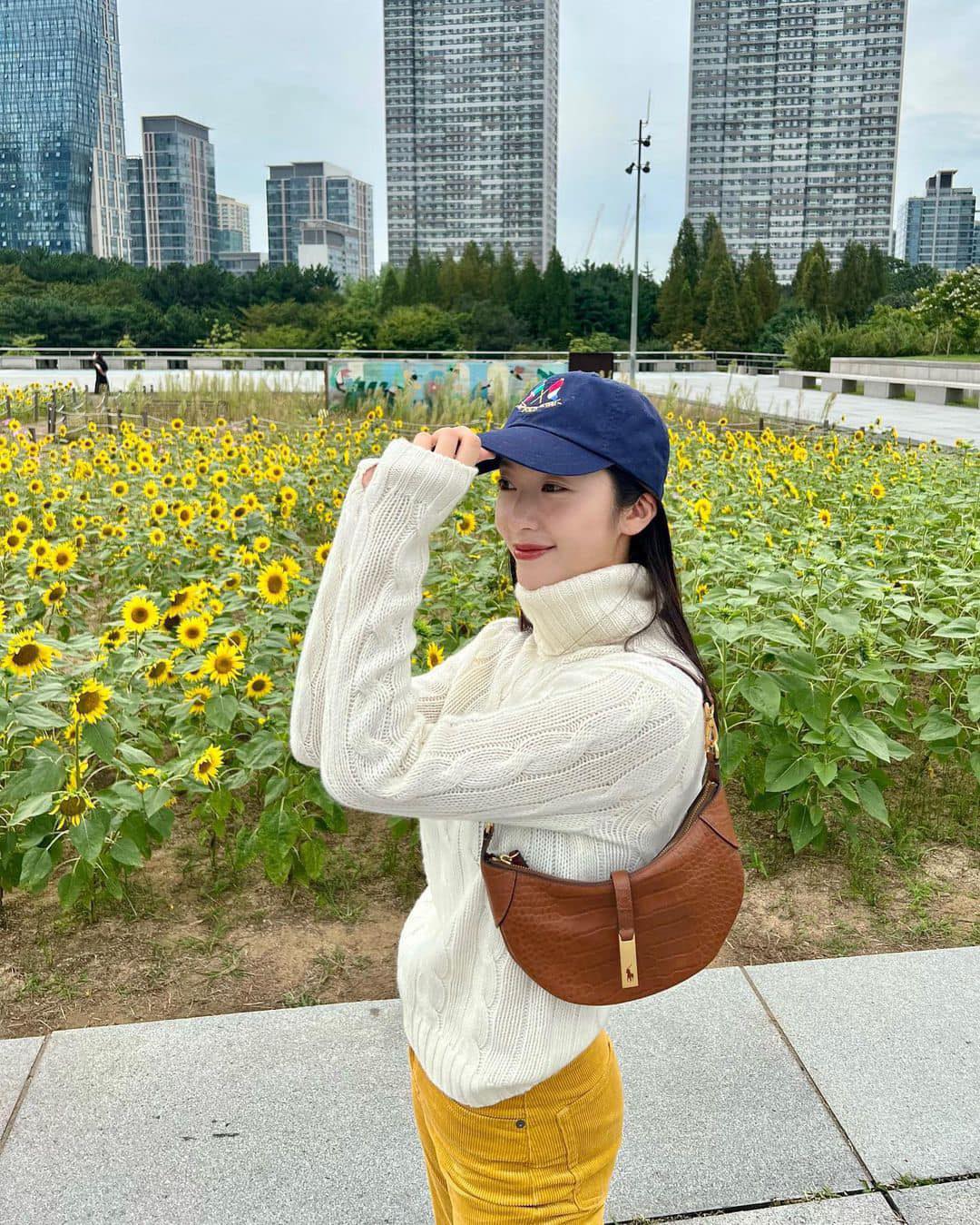니트에 볼캡 포근한 조합🧶🧢 이미지10