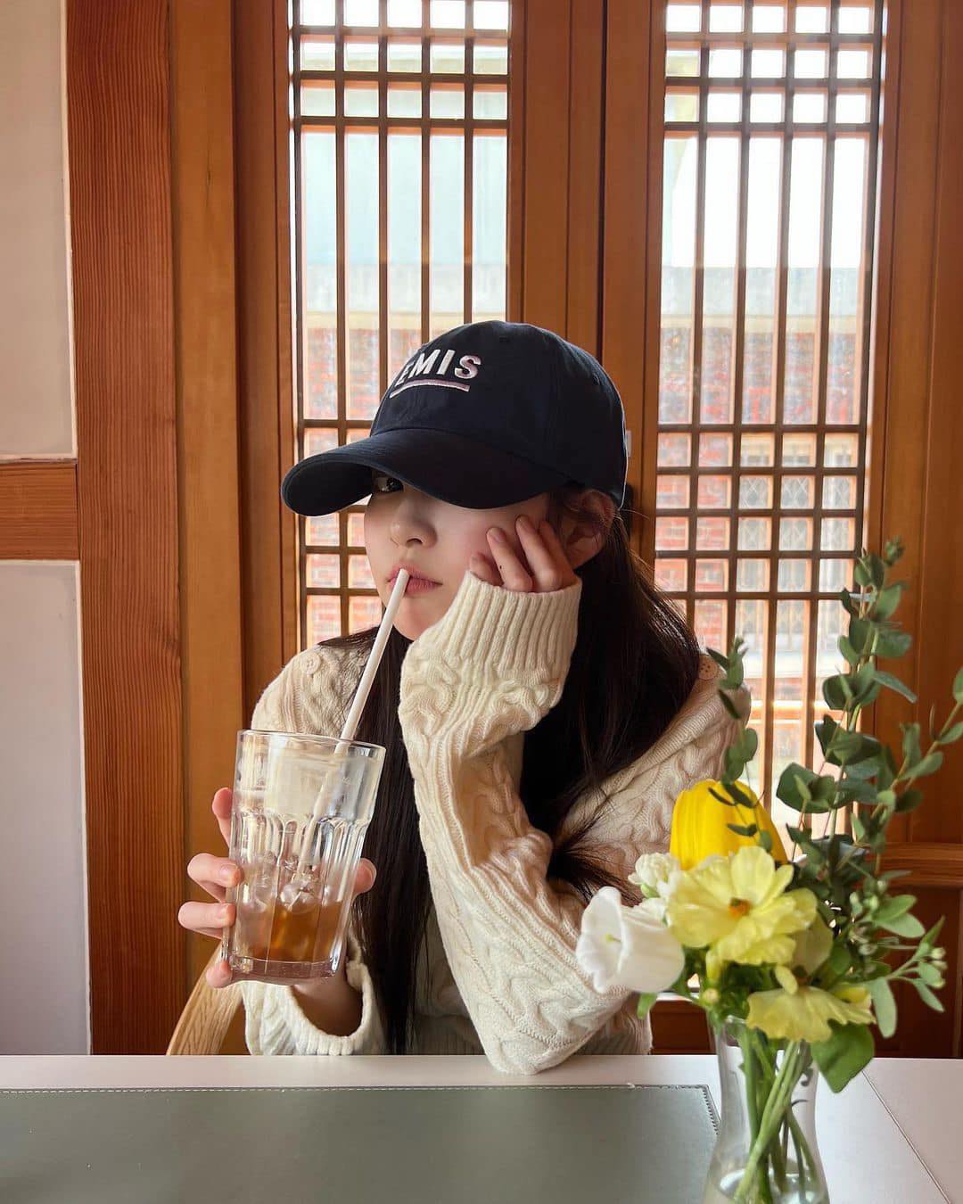 니트에 볼캡 포근한 조합🧶🧢 이미지