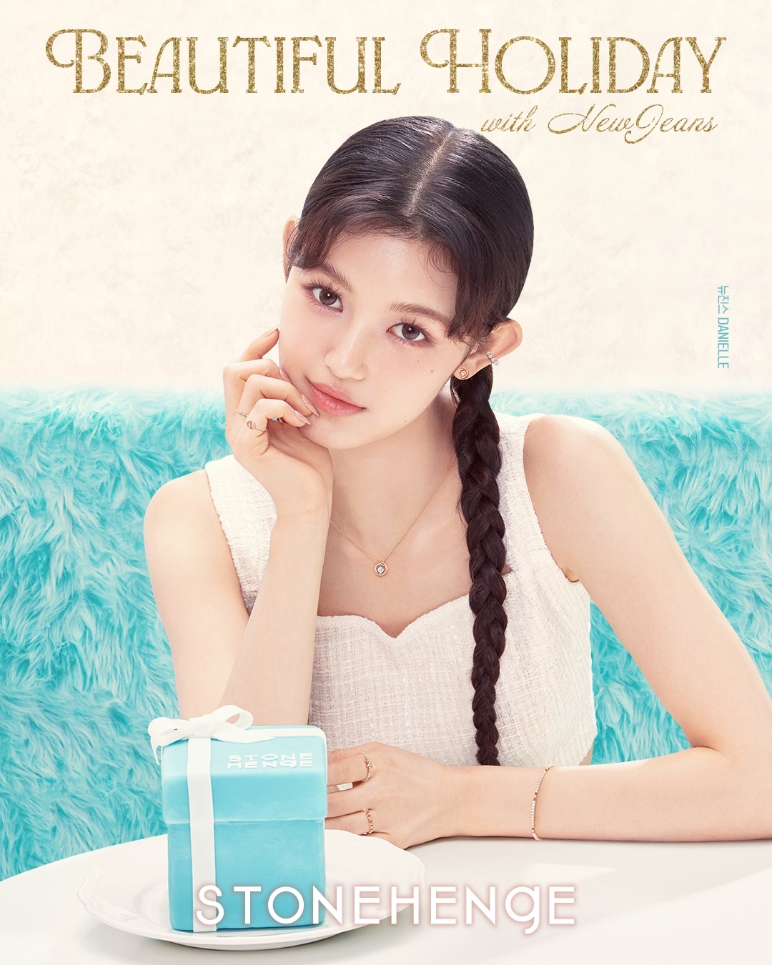 요정 같아💚🤍뉴진스 홀리데이룩​
스톤헨지 주얼리🎄💎뉴진스처럼 반짝반짝 로맨틱하게 #광고​
​
주얼리 브랜드 스톤헨지가 뉴진스와 함께한 홀리데이 캠페인 비주얼과 스페셜한 홀리데이 다이아 에디션을 공개했습니다. 다니엘이 착용한 NEW 홀리데이 다이아몬드 에디션이 그 주인공! 우아한 초승달의 형태를 입체적인 이중구조로 표현했으며, 정교한 컷팅면에 반짝이는 1부 다이아몬드를 세팅해 특별함을 더했습니다. ​
​
뉴진스와 스톤헨지의 사랑스러운 홀리데이 비주얼을 지금 바로 만나보세요.​ 이미지