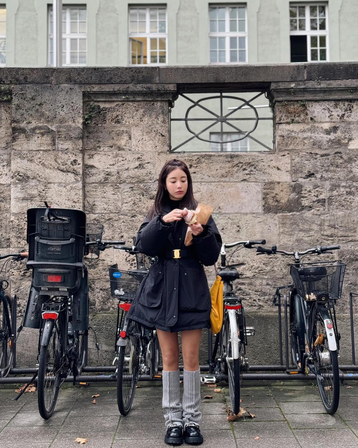 겨울에도 짧게 입고 싶을 때 팁💡
레그워머로 따뜻하게 코디하기🧦추워도 멋은 포기 못해👀🩶 이미지