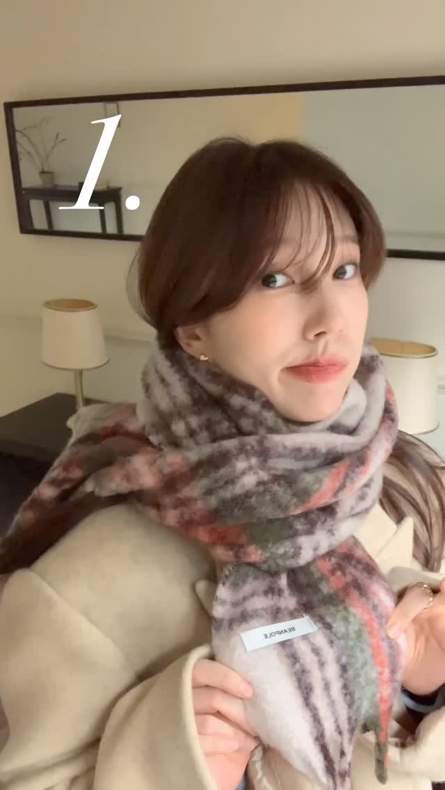 #광고 머플러 예쁘게 매는 꿀팁🧣
겨울 코트에 찰떡 2가지 방법💖빈폴 체크 머플러☃️ @따라해

즐겁고 편안한 분위기의 주말 룩을 연출하기 좋은 빈폴의 모헤어 홀리데이 체크 머플러를 소개합니다. 알파카, 모헤어, 울이 혼방된 소재로 제작되어 가볍고 보온성이 우수한 것이 특징이며 무채색의 아우터에 착용하면 색상 포인트가 되며 캐주얼하게 연출 가능한 아이템인데요.💁‍♀️ 

10초 만에 간단하고 예쁘게 머플러 매는 방법 지금 확인해 보세요. 이미지