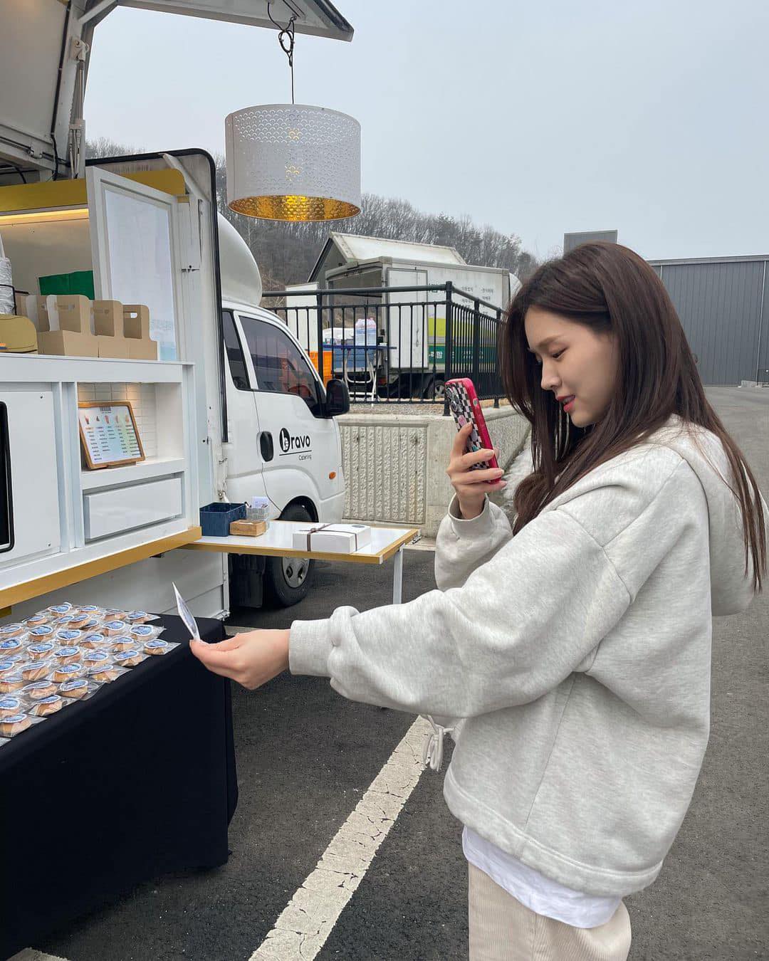 흰 티 빼꼼👀레이어드하세요🤍 이미지