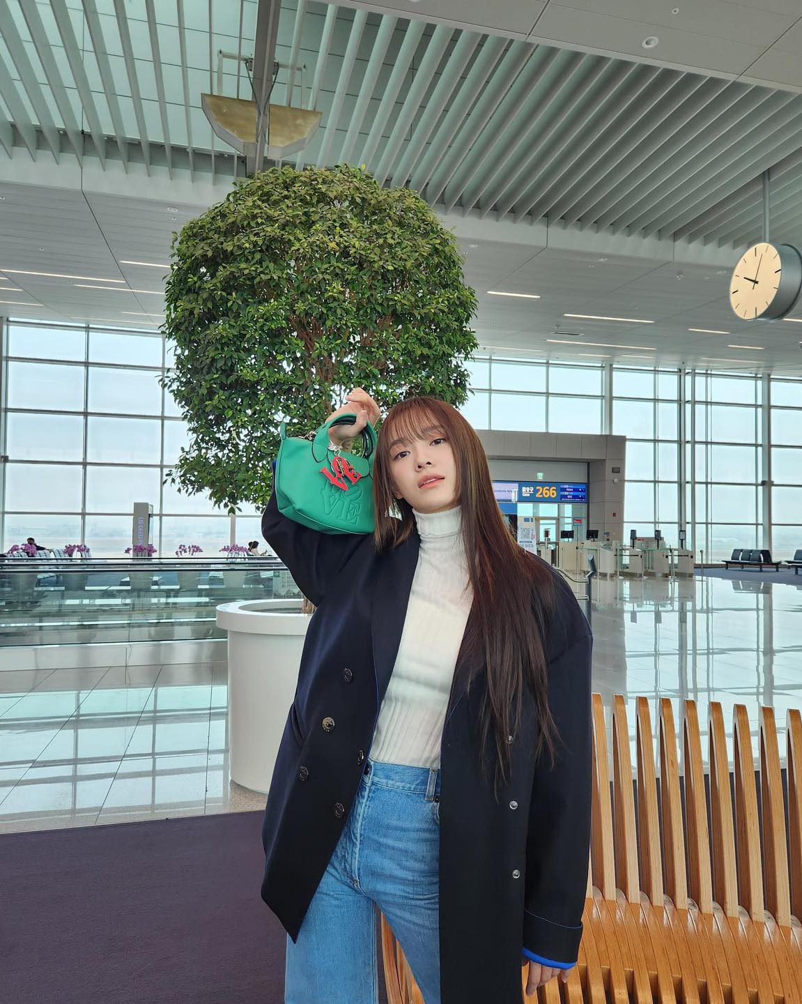 옷은 무거워져도 백은 가볍게👛 이미지
