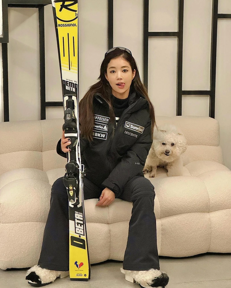 올 겨울 핫트렌드⛷️🏔️스키코어룩
일상 속 힙한 스키 분위기🖤🤍데상트 스키 패딩 @필수 #광고 이미지1