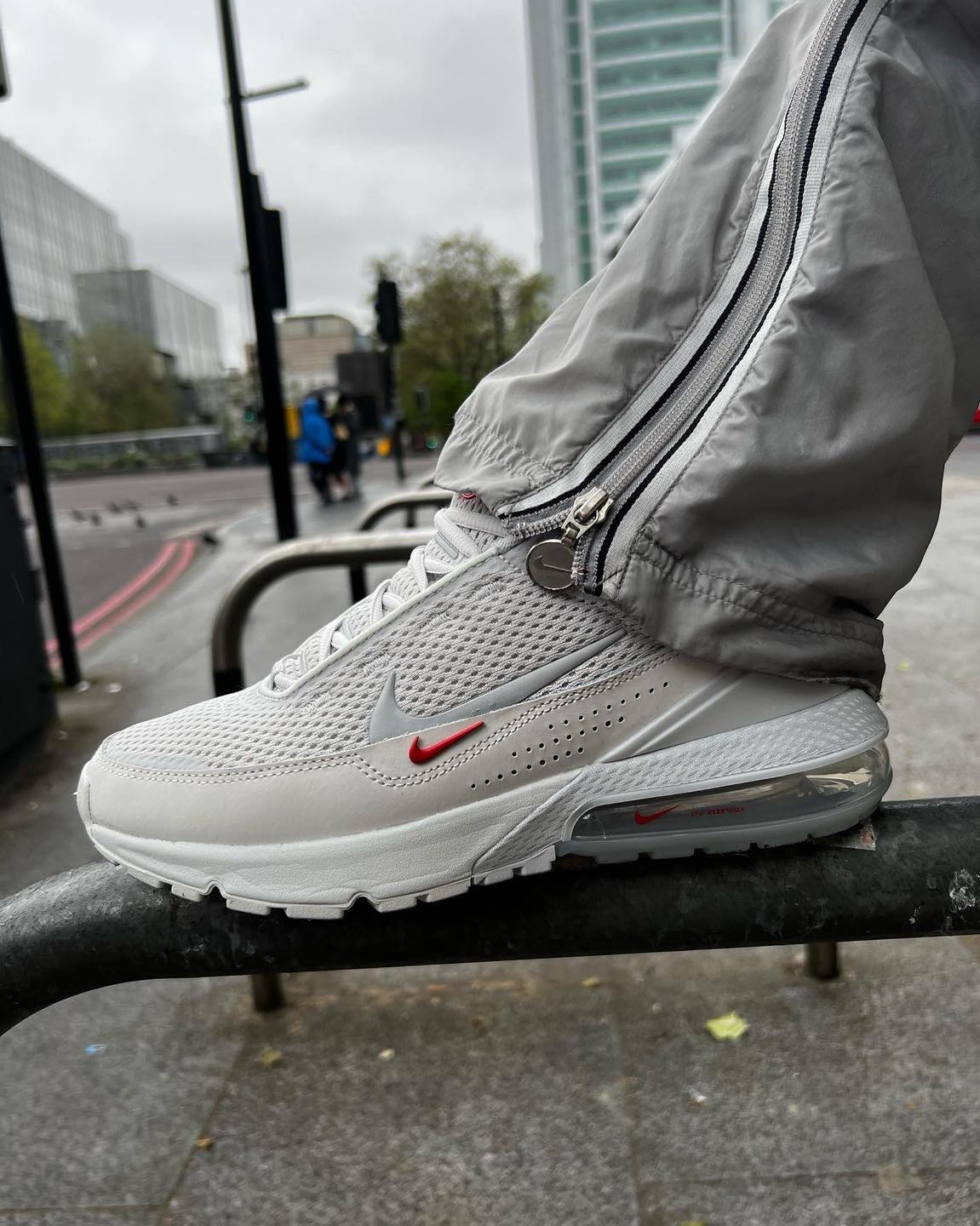 심플한 데일리❤️🤍에어맥스 펄스 이미지