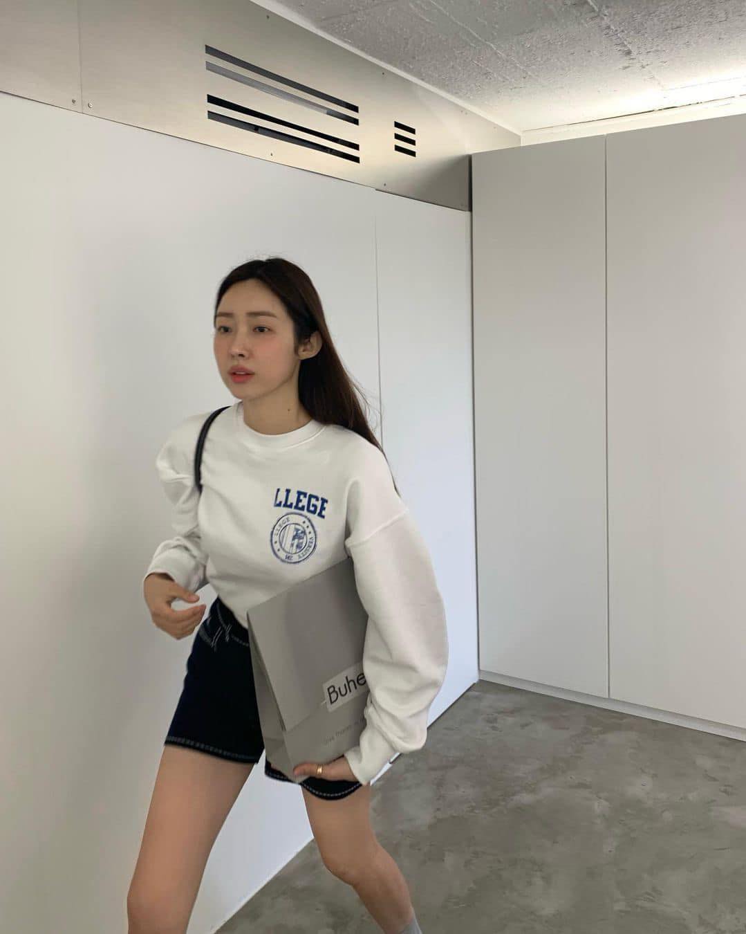 편하게 입는 오버핏맨투맨🩶🤍 이미지